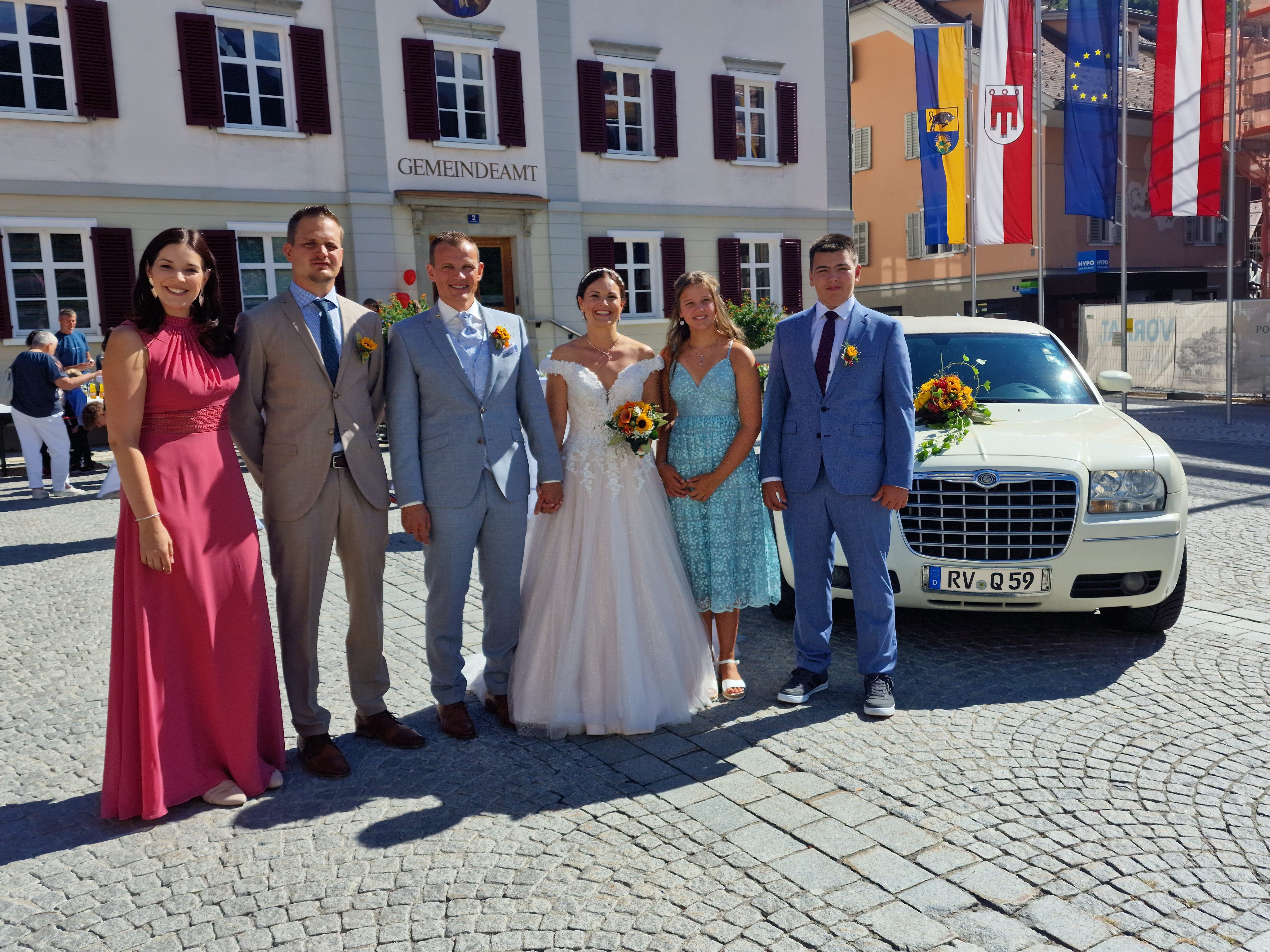 Das frisch vermählte Paar präsentiert sich elegant vor dem Standesamt den Fotografen. Das frisch vermählte Paar präsentiert sich elegant vor dem Standesamt den Fotografen.