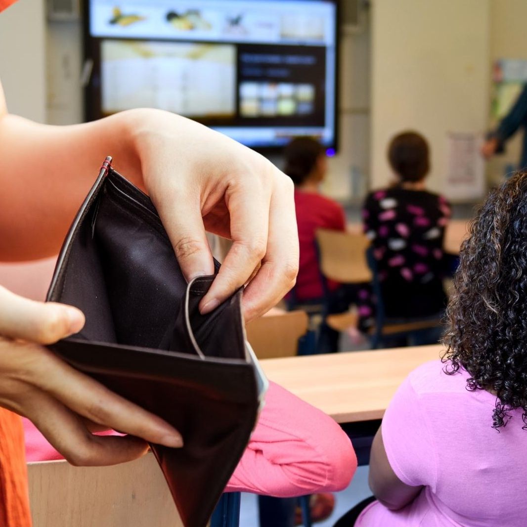 Schulausstattung, Ausflüge usw. - für viele Eltern kaum noch leistbar.