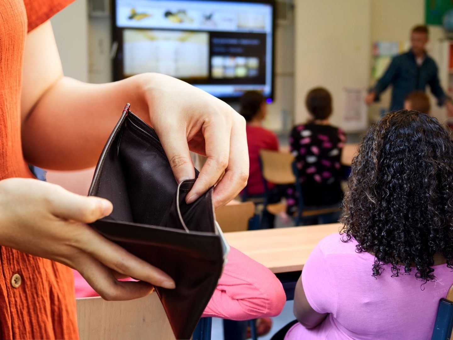 Schulausstattung, Ausflüge usw. - für viele Eltern kaum noch leistbar. Schulausstattung, Ausflüge usw. - für viele Eltern kaum noch leistbar.
