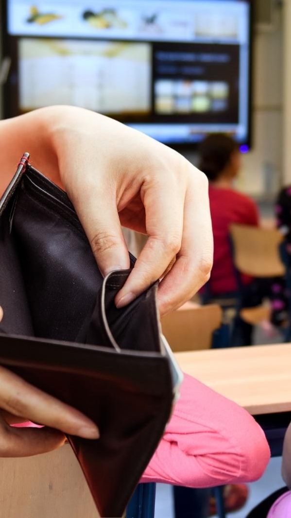 Schulausstattung, Ausflüge usw. - für viele Eltern kaum noch leistbar.