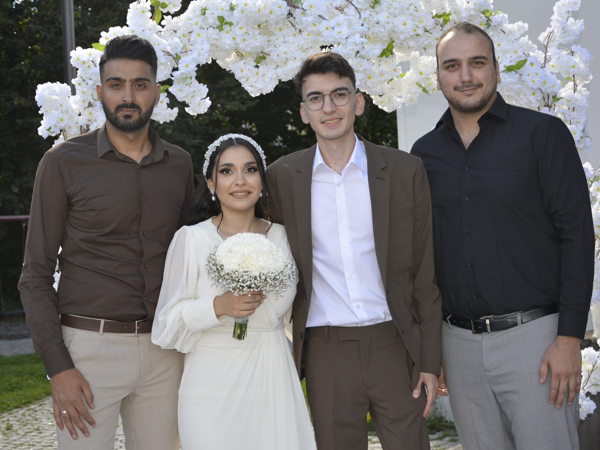 Das Brautpaar mit den Trauzeugen bei der standesamtlichen Hochzeit in Dornbirn. Das Brautpaar mit den Trauzeugen bei der standesamtlichen Hochzeit in Dornbirn.
