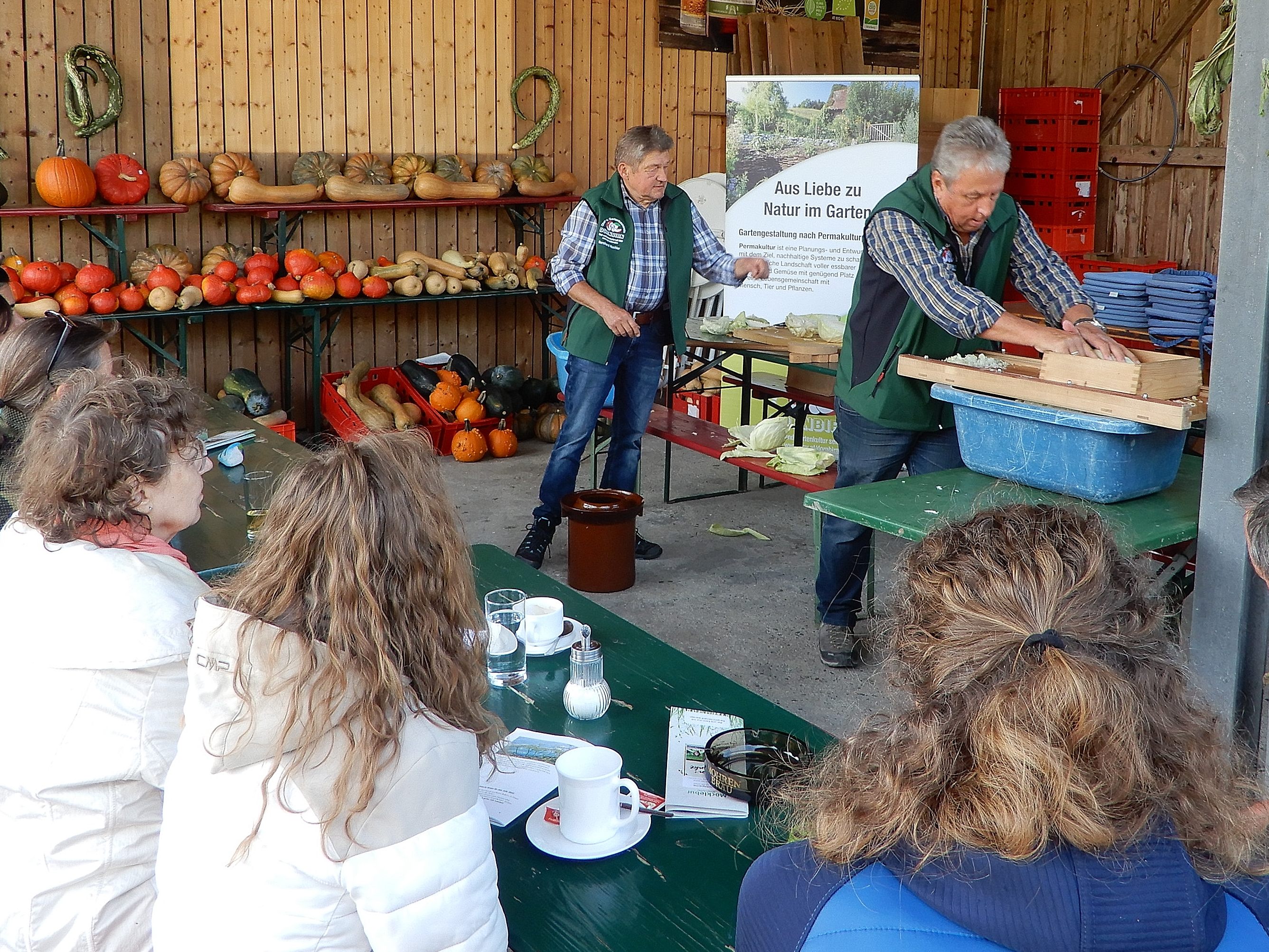 Der Kurs zum Kraut-Einhobeln lockte zahlreiche Interessierte zum Möcklebur in Dornbirn. Der Kurs zum Kraut-Einhobeln lockte zahlreiche Interessierte zum Möcklebur in Dornbirn.