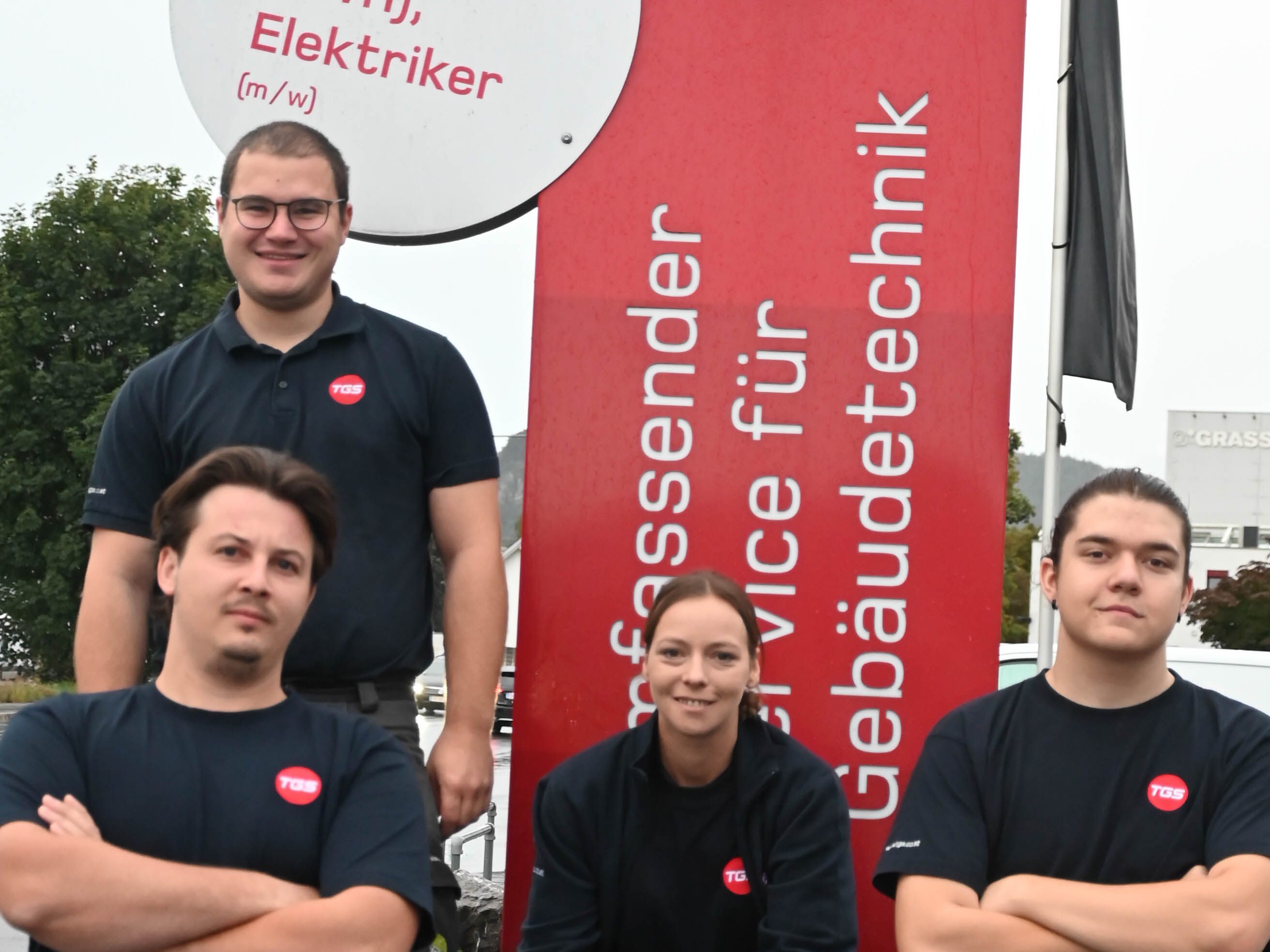 TGS, Full-Service-Anbieter für Gebäudetechnik, setzt auf die eigene Fachkräfteausbildung: Vier neue Lehrlinge beginnen im Herbst 2022 ihre Ausbildung als Heizungs- bzw. Kältetechniker. (Krankheitsbedingt sind 4 der insgesamt 5 Lehrlinge abgebildet.) TGS, Full-Service-Anbieter für Gebäudetechnik, setzt auf die eigene Fachkräfteausbildung: Vier neue Lehrlinge beginnen im Herbst 2022 ihre Ausbildung als Heizungs- bzw. Kältetechniker. (Krankheitsbedingt sind 4 der insgesamt 5 Lehrlinge abgebildet.)
