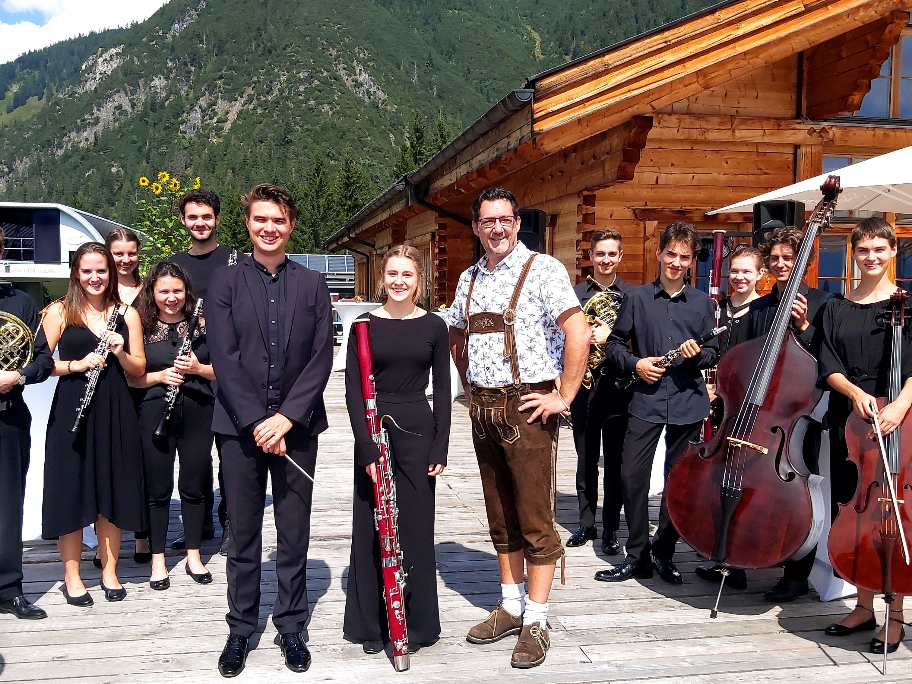 Dirigent Tobias Grabher (li) ist mit einer Abordnung seines Kammerorchester Ensembles zu Gast bei Andreas Seeburger (re) in der Sendung "us dr Gondl" am Muttersberg.