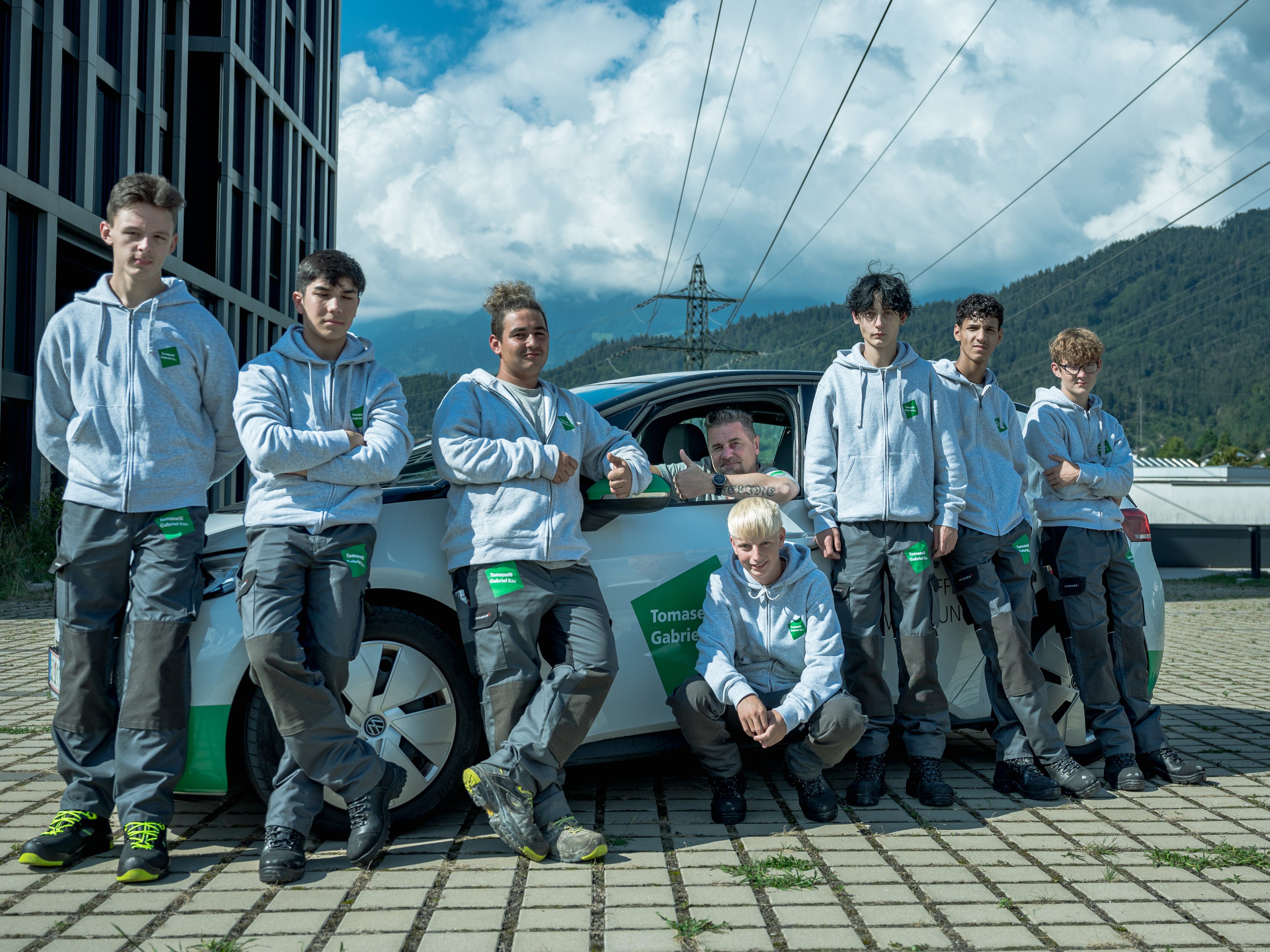 Ausbilder Christoph Beck (im E-Auto) nahm am 1. September sieben angehende Hochbauer unter seine Fittiche, die bei Tomaselli Gabriel Bau ihre Lehre starteten. Ausbilder Christoph Beck (im E-Auto) nahm am 1. September sieben angehende Hochbauer unter seine Fittiche, die bei Tomaselli Gabriel Bau ihre Lehre starteten.