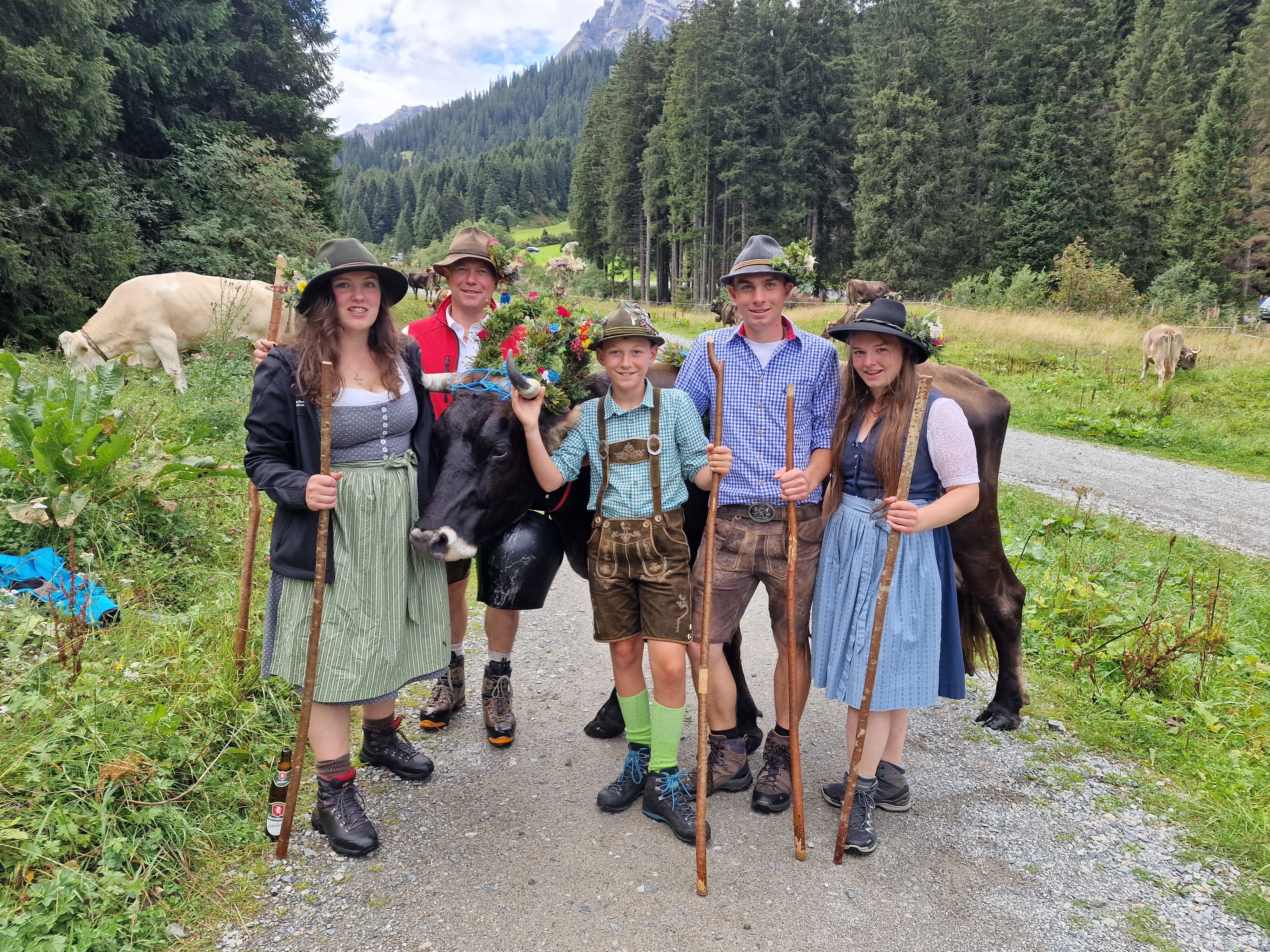 Leonie Hinterbichler, Alpmeister Bertram Netzer (rotes Jacket), Johannes   Tschofen, Isabella und Thomas Zierer mit Kolli