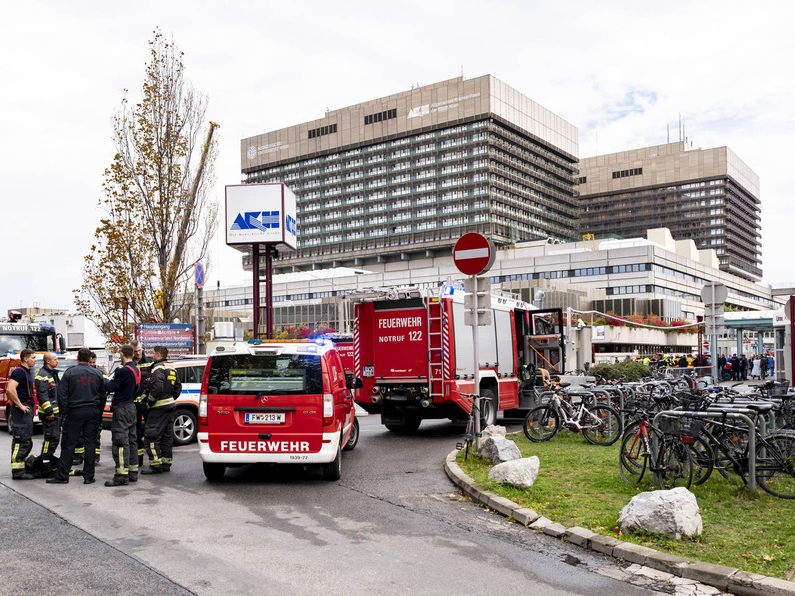 Großeinsatz der Feuerwehr wegen Gasgeruch im Wiener AKH. Großeinsatz der Feuerwehr wegen Gasgeruch im Wiener AKH.