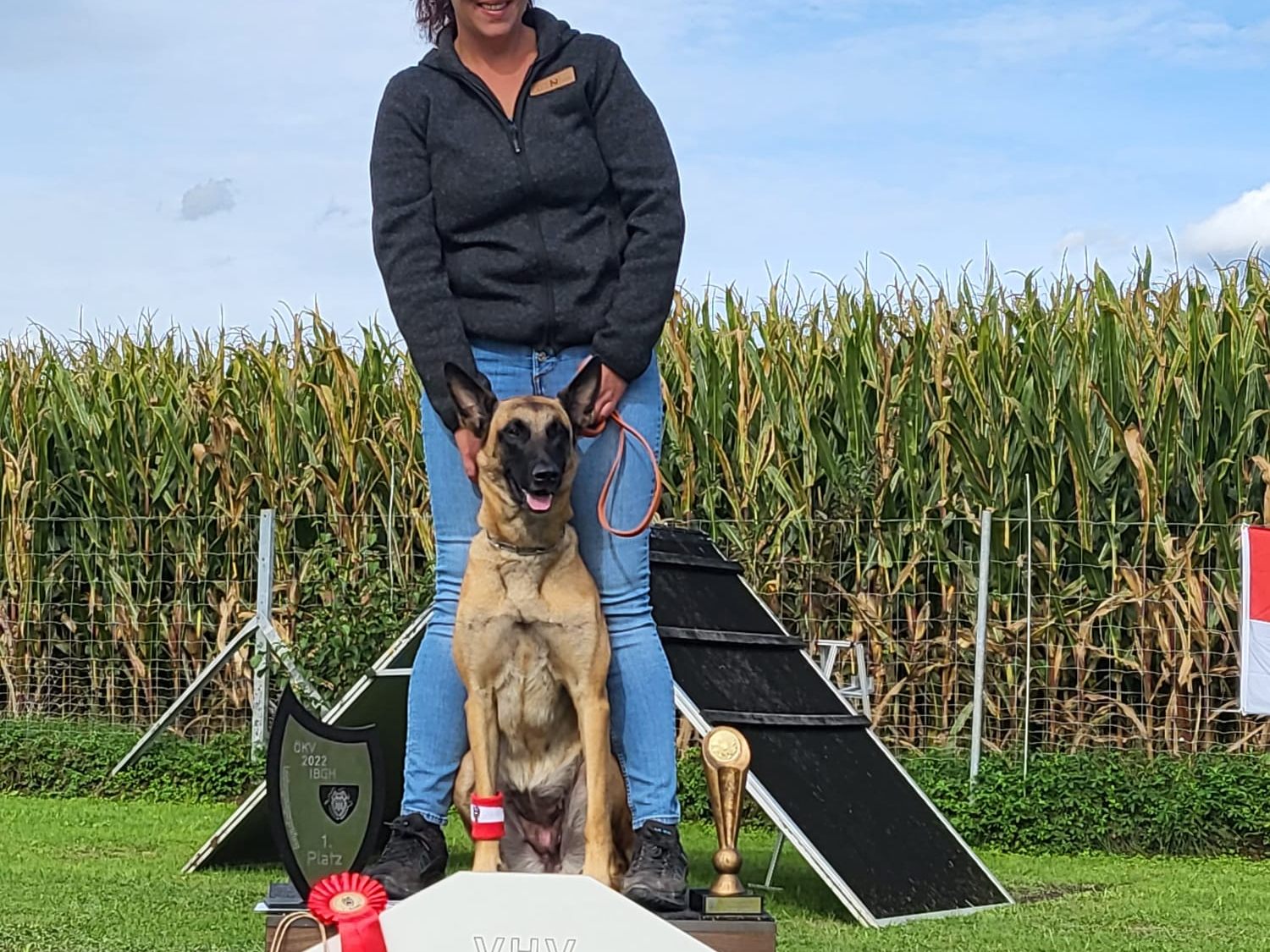 Sabine Striessnig mit ihrer Malinois Hündin „Cahleesi Cadillac vom Heldenkreuz“.