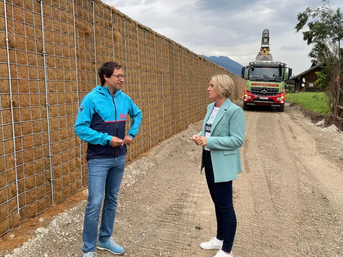 Begrünungsexperte Stefan Gieselbrecht im Gespräch mit Elisabeth Mair (Regionalleiterin ASFINAG Bau Management GmbH) vor der innovativen Lärmschutzwand.