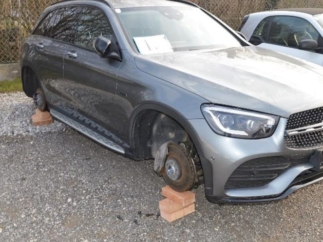 Hochpreisige Wagen wurden aufgebockt und die Reifensätze abmontiert. Hochpreisige Wagen wurden aufgebockt und die Reifensätze abmontiert.