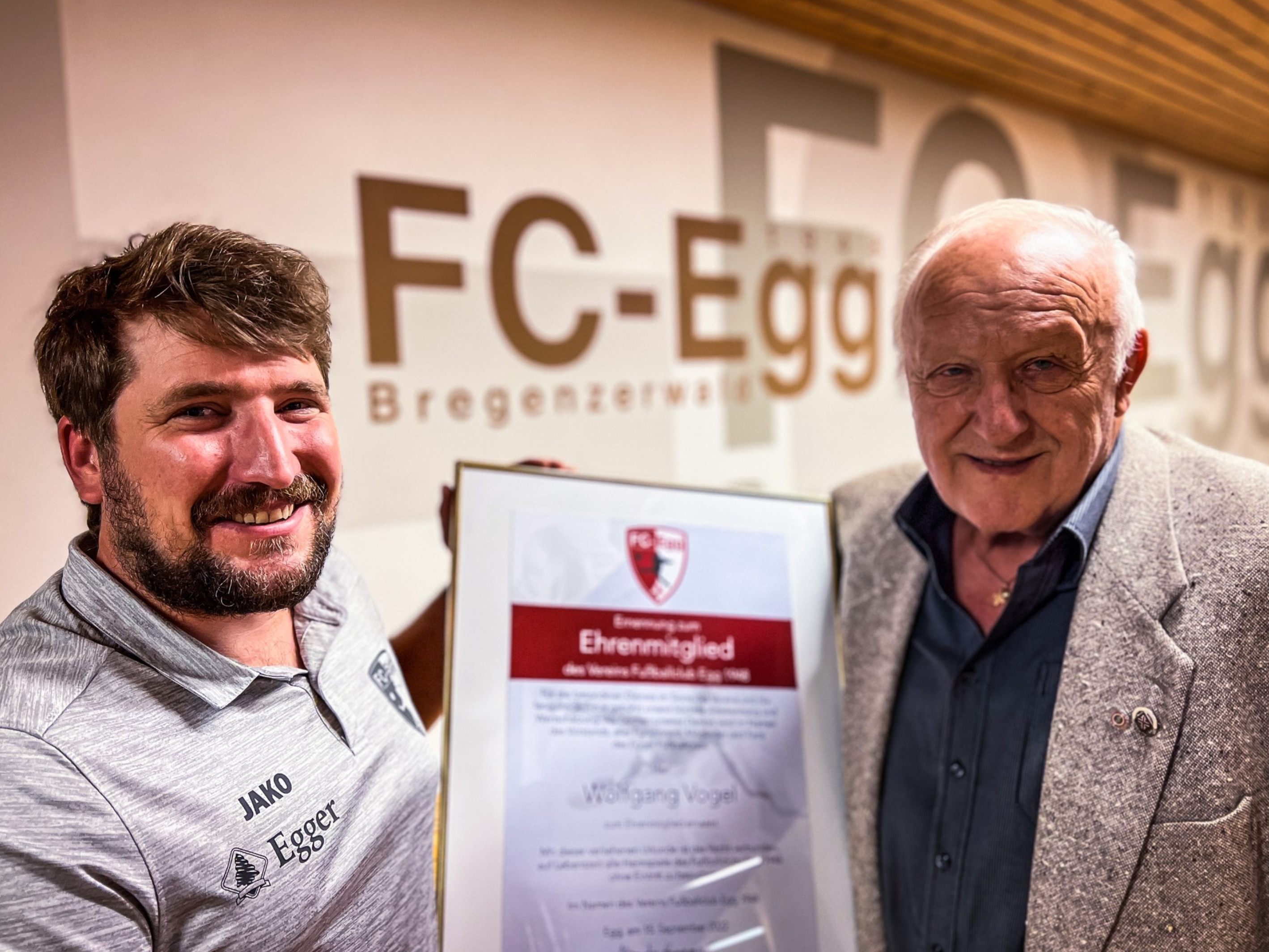 FC Egg Obmann Alexander Hammerer mit dem neuen Ehrenmitglied Wolfgang Vogel FC Egg Obmann Alexander Hammerer mit dem neuen Ehrenmitglied Wolfgang Vogel