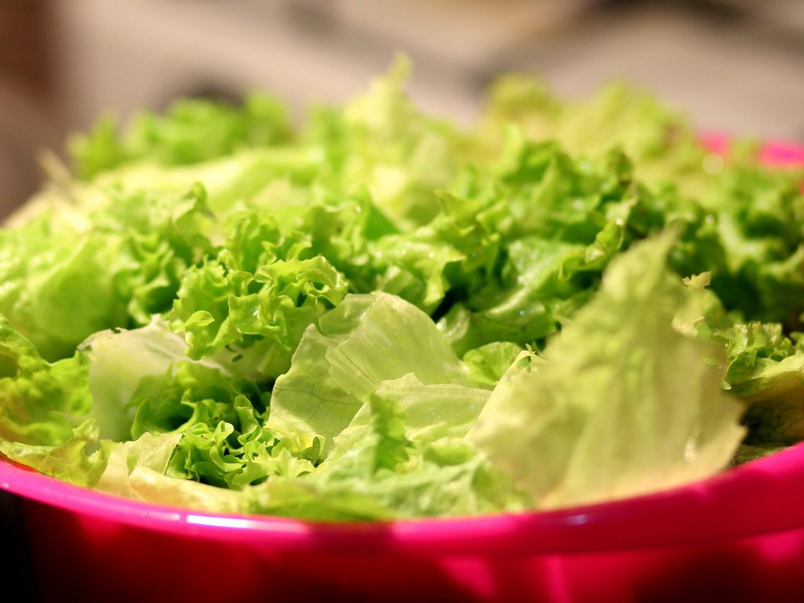 Abgepackt, aber meist unappetitlich: Salat und Blattspinat im Test. Abgepackt, aber meist unappetitlich: Salat und Blattspinat im Test.