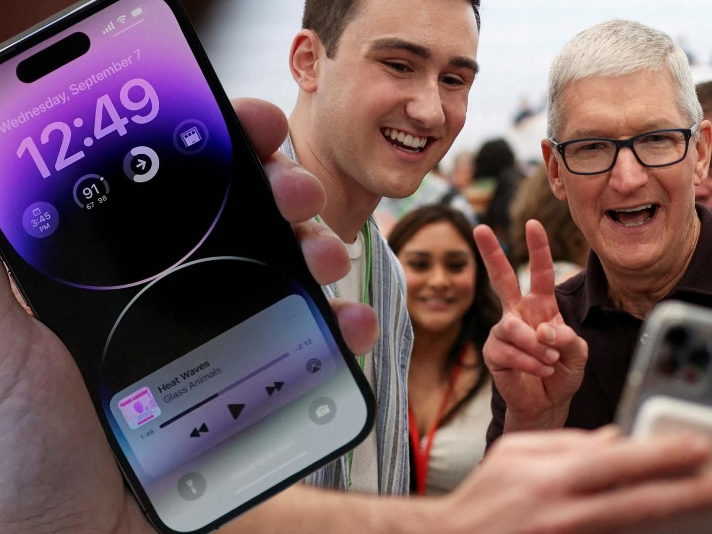 Mit dem iPhone 14 will Apple-Chef Tim Cook (r.) im kommenden Weihnachtsgeschäft voll punkten. Mit dem iPhone 14 will Apple-Chef Tim Cook (r.) im kommenden Weihnachtsgeschäft voll punkten.