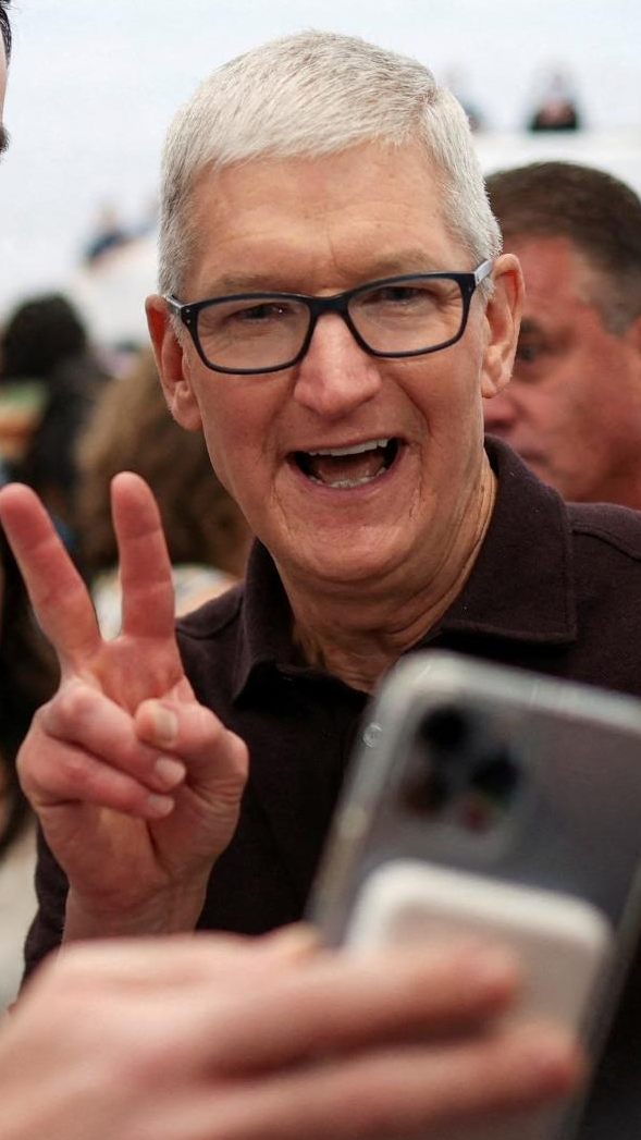 Mit dem iPhone 14 will Apple-Chef Tim Cook (r.) im kommenden Weihnachtsgeschäft voll punkten.