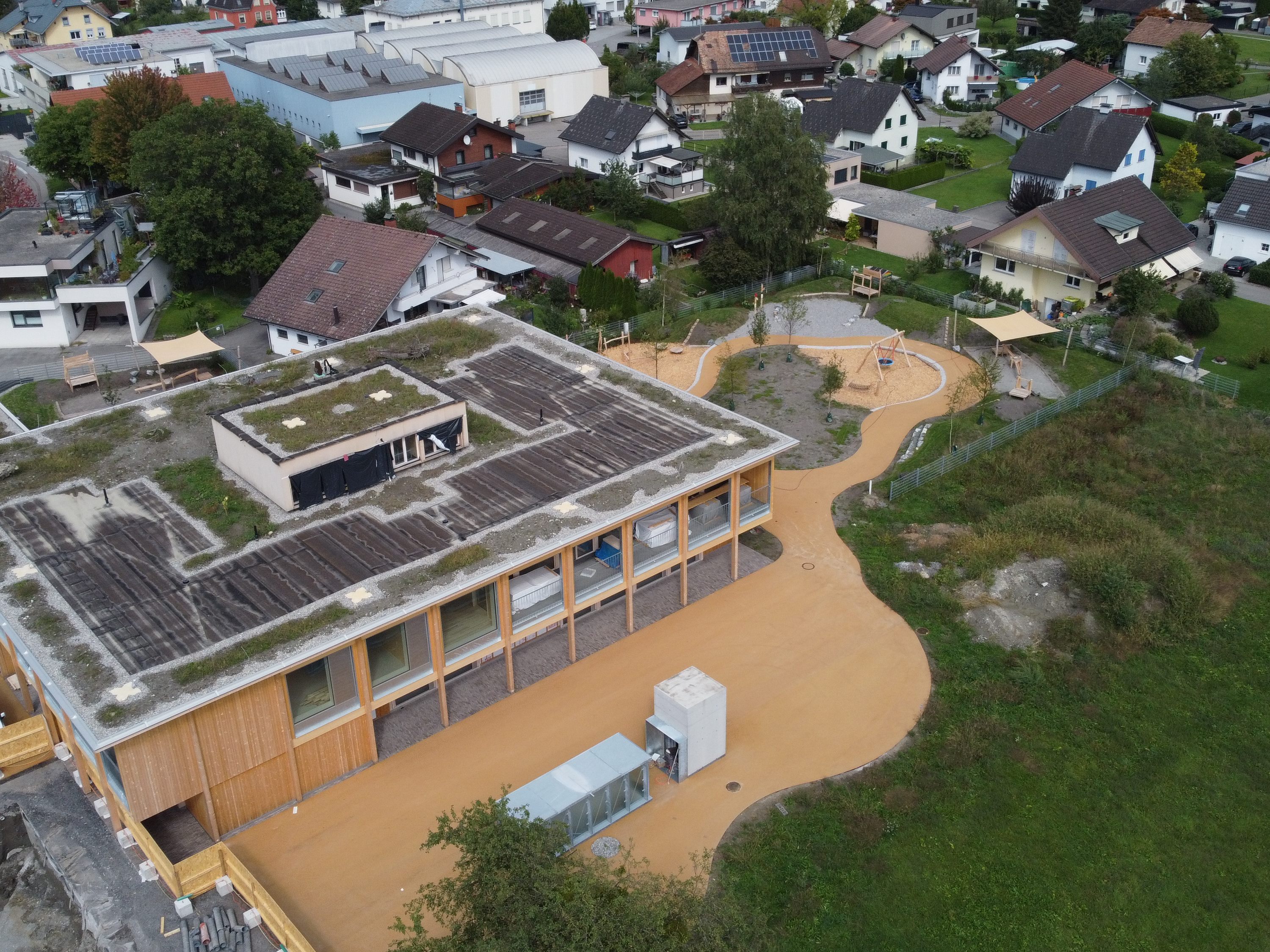 Die Teilnehmer erfahren beim Gründachworkshop wie sie, wie beim Kinderhaus im Kreuzfeld, ihr Dach am besten nutzen können Die Teilnehmer erfahren beim Gründachworkshop wie sie, wie beim Kinderhaus im Kreuzfeld, ihr Dach am besten nutzen können