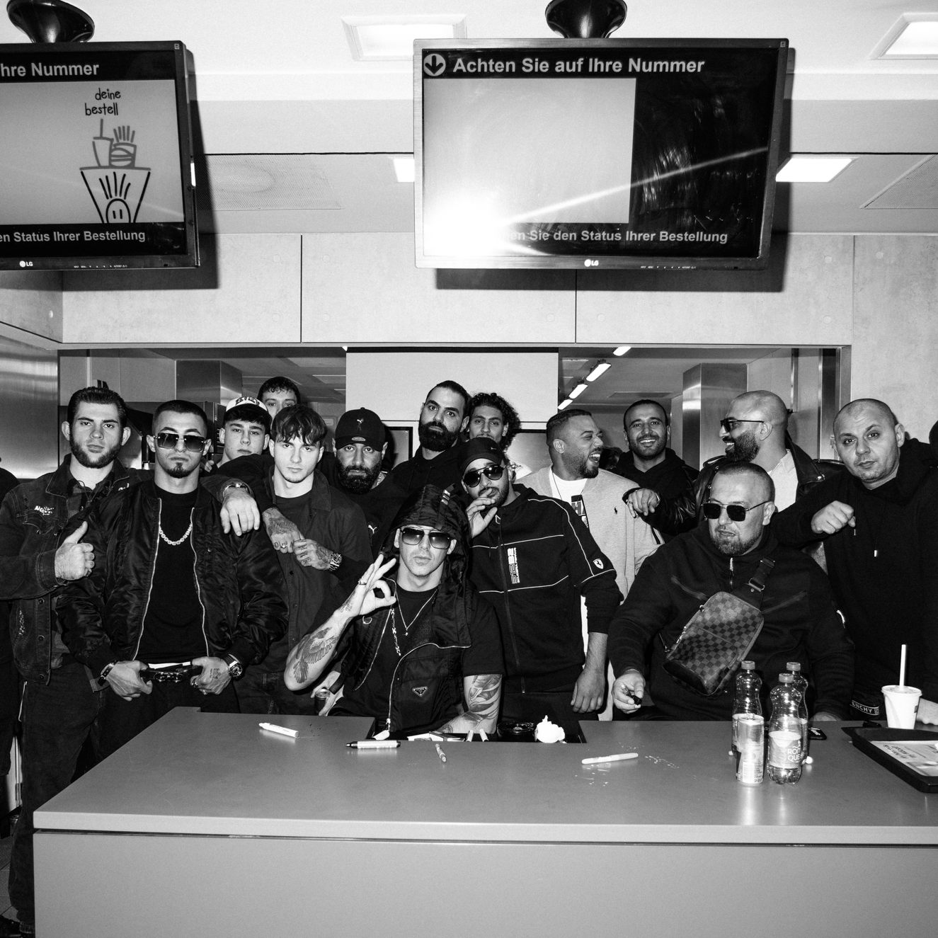 Rapper RAF Camora verteilte am Sonntag in der McDonalds Filiale auf der Wiener Mariahilferstraße 10.000 Cheesburger an seien Fans.