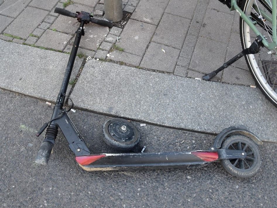 Bei dem Unfall entstand an beiden Fahrzeugen Sachschaden. Bei dem Unfall entstand an beiden Fahrzeugen Sachschaden.