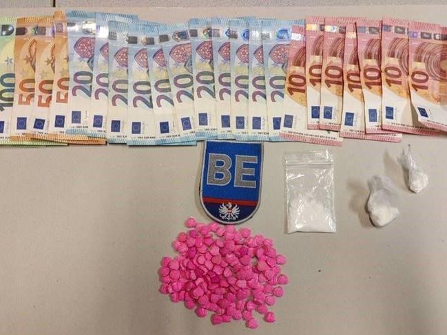Bei dem mutmaßlichen Drogendealer stellte die Wiener Polizei zahlreiche Drogen und Bargeld sicher. Bei dem mutmaßlichen Drogendealer stellte die Wiener Polizei zahlreiche Drogen und Bargeld sicher.