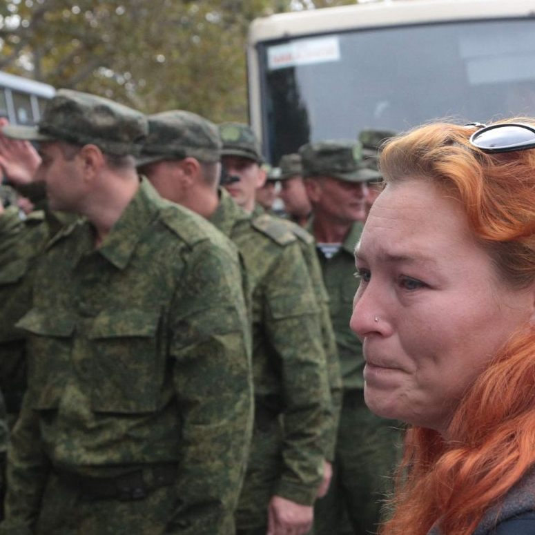 Tausende Russen fliehen vor dem Kriegsdienst, Reservisten werden eingezogen.