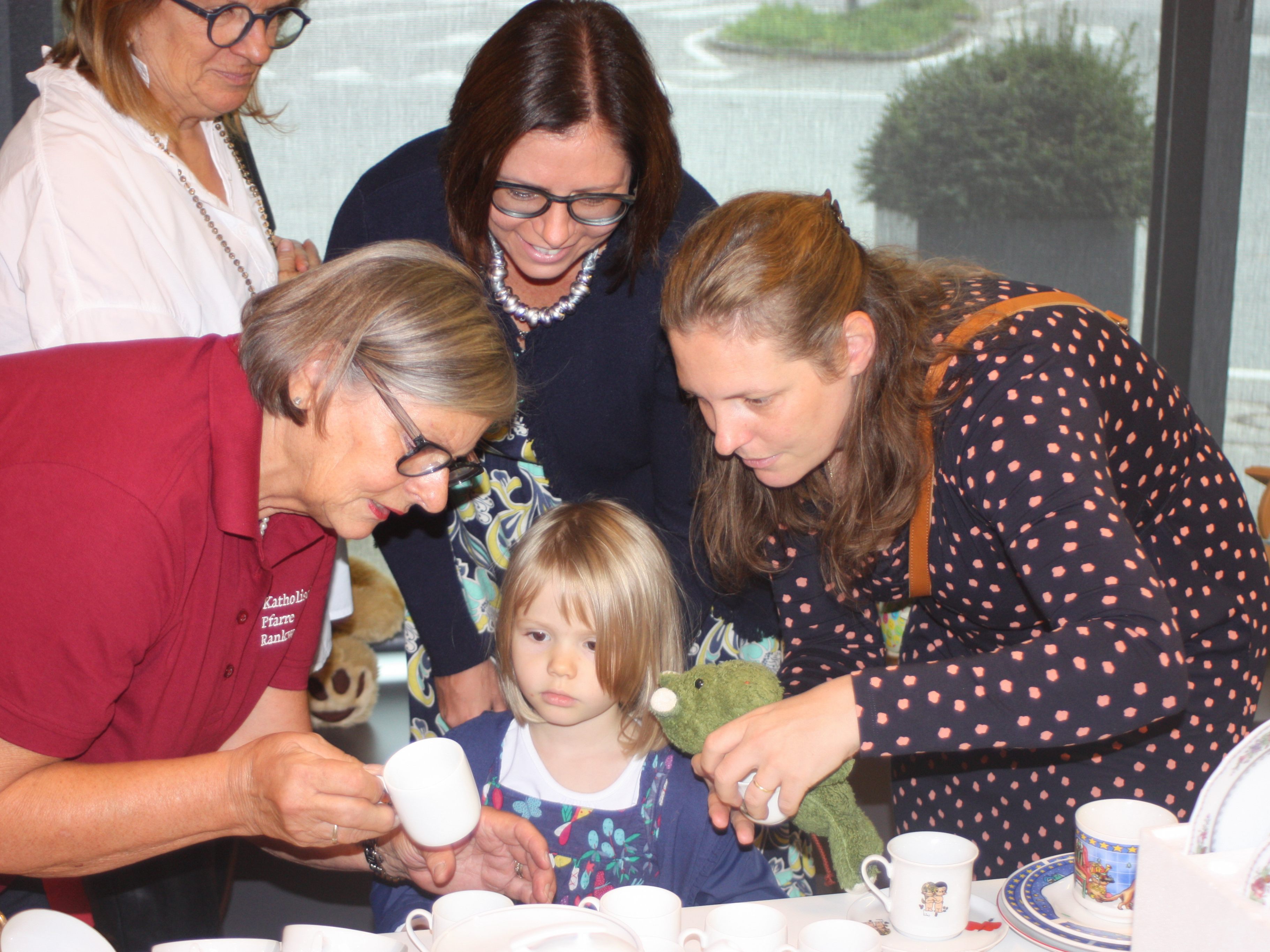 Rankweil Bürgermeisterin Katharina Wöss-Krall mit ihren drei Kindern und Mutter Reinhilde haben im Flohmarkt etwas gestöbert und gefunden. Rankweil Bürgermeisterin Katharina Wöss-Krall mit ihren drei Kindern und Mutter Reinhilde haben im Flohmarkt etwas gestöbert und gefunden.