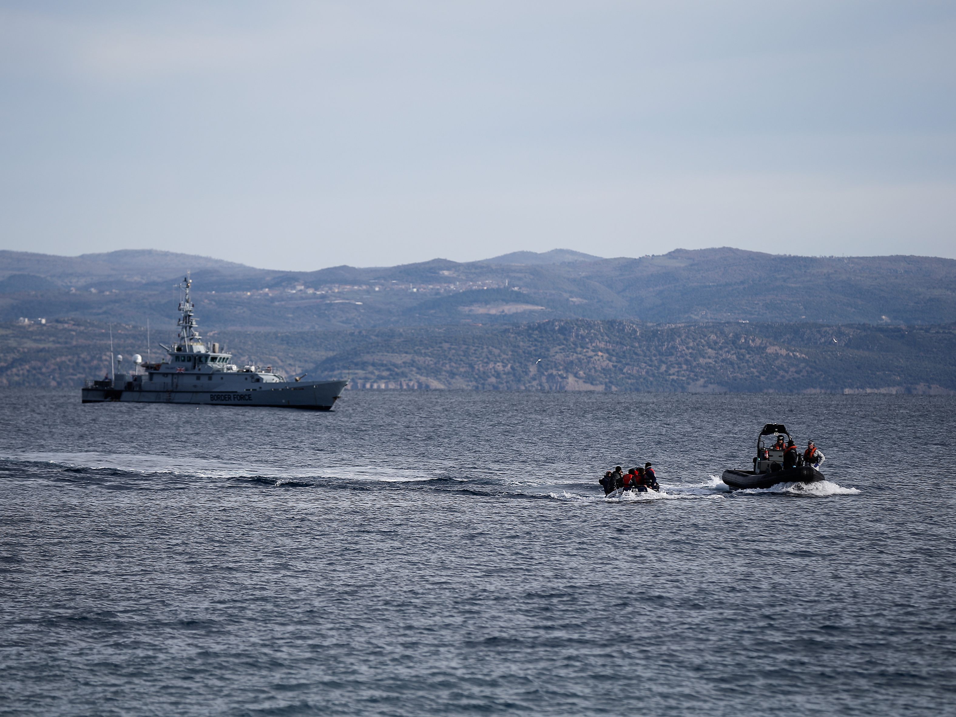 Frontex bestätigt den Zwischenfall an der griechisch-türkischen Grenze mit 92 nackten Migranten. Frontex bestätigt den Zwischenfall an der griechisch-türkischen Grenze mit 92 nackten Migranten.
