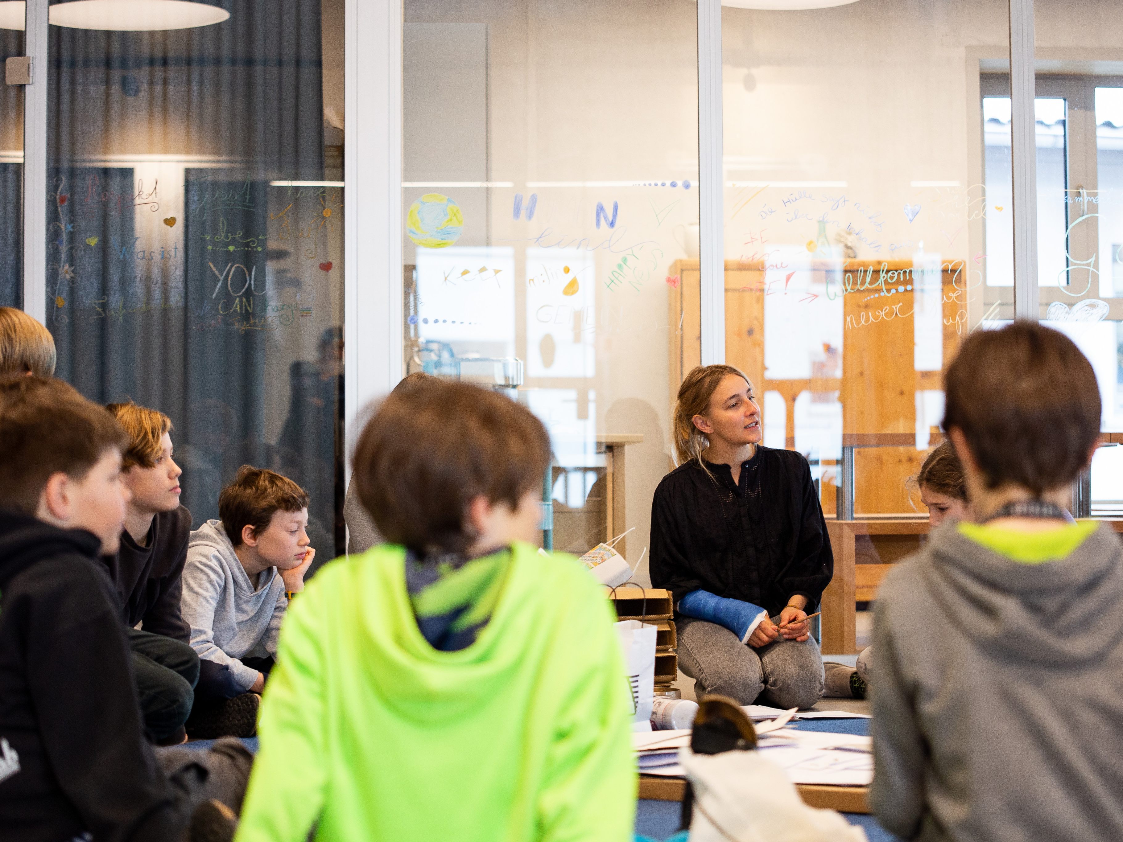Pädagogen und Schüler zeigen den Besuchern ihre Lernräume. Pädagogen und Schüler zeigen den Besuchern ihre Lernräume.