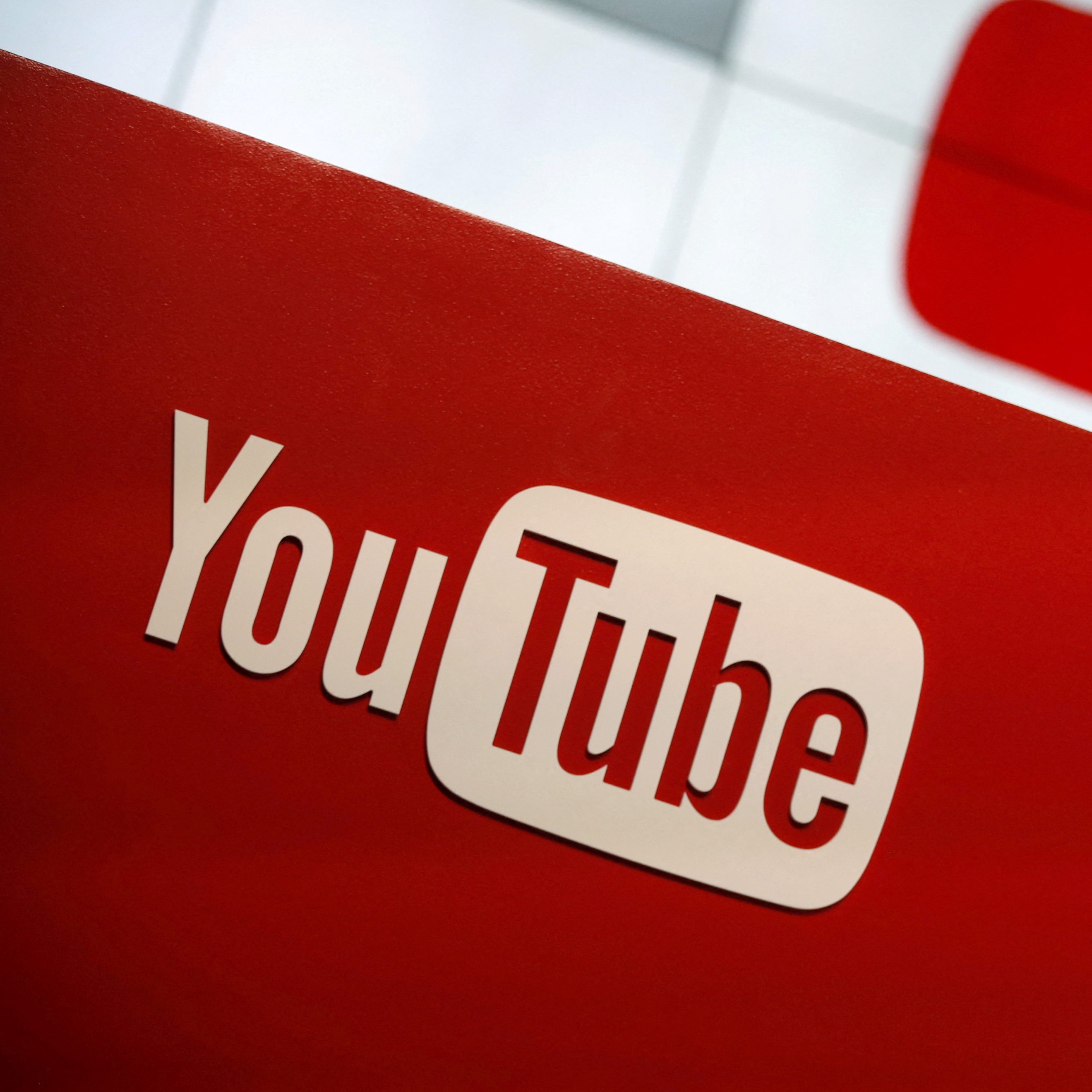 YouTube will mit einem neuen Label auf verlässliche Gesundheitsinformationen hinweisen.