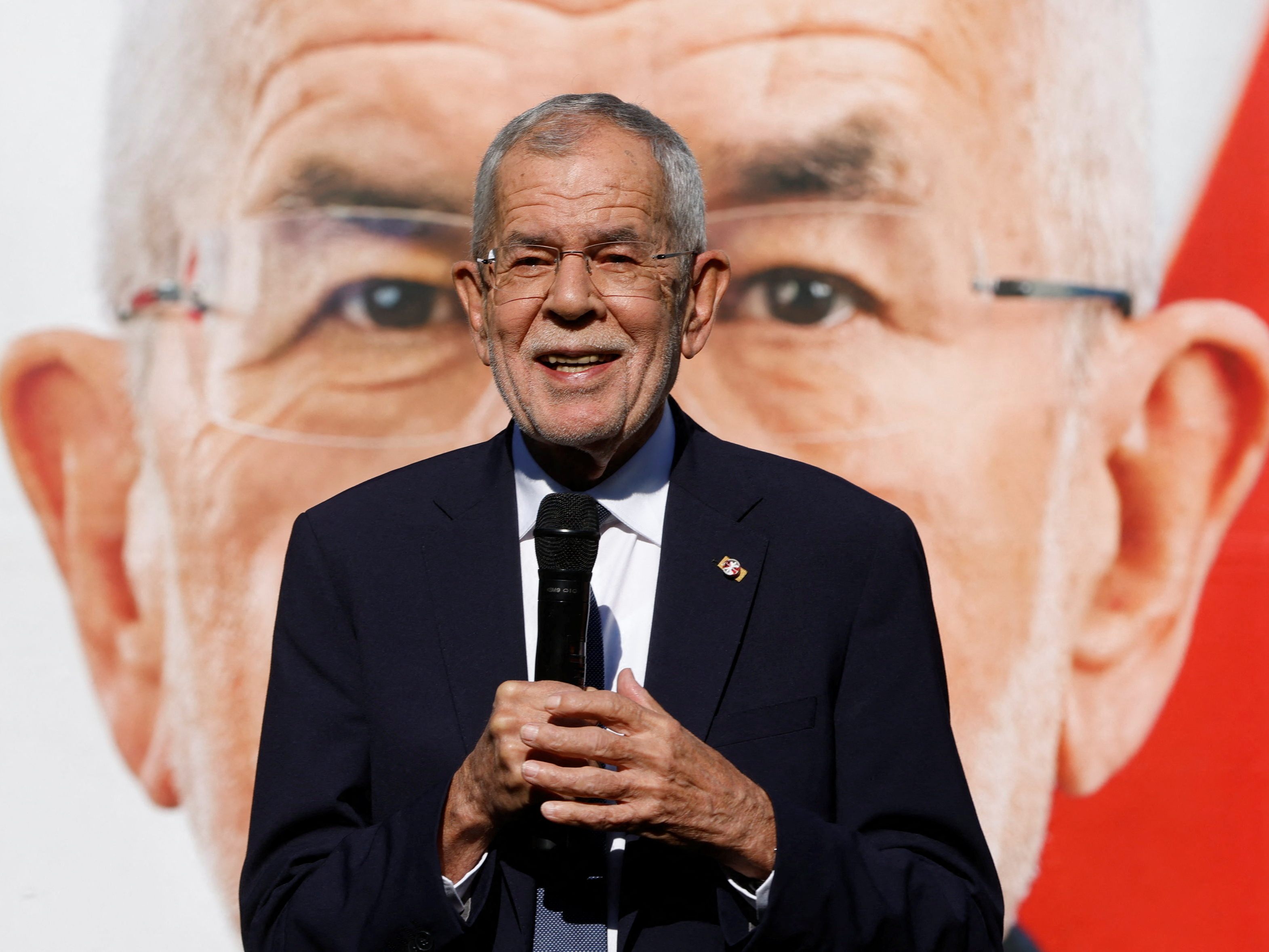 Van der Bellen wirbt für die BP-Wahl und sich selbst. Van der Bellen wirbt für die BP-Wahl und sich selbst.
