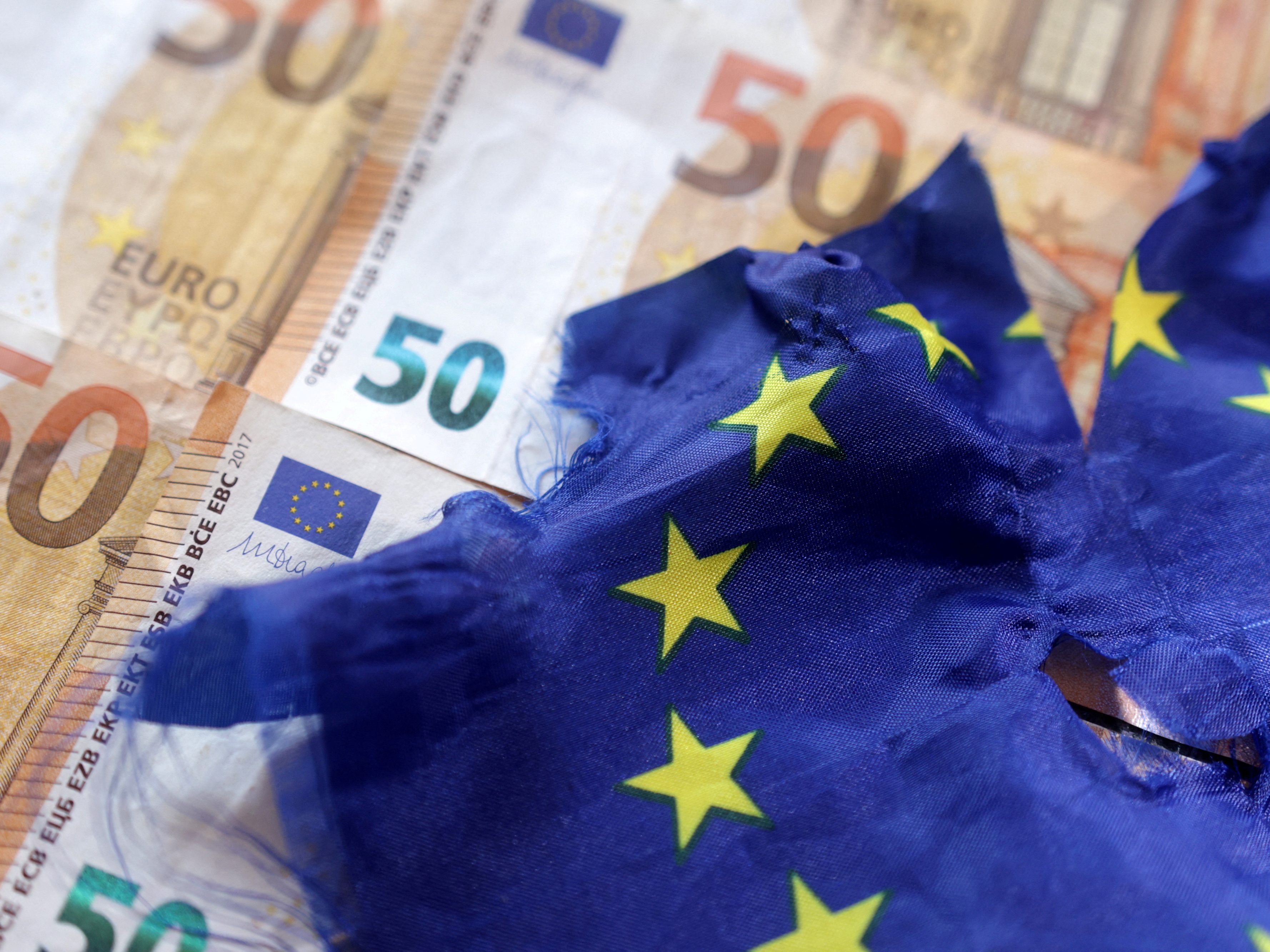 Die FPÖ kritisiert die Milliardenhilfen der EU für die Ukraine. Die FPÖ kritisiert die Milliardenhilfen der EU für die Ukraine.