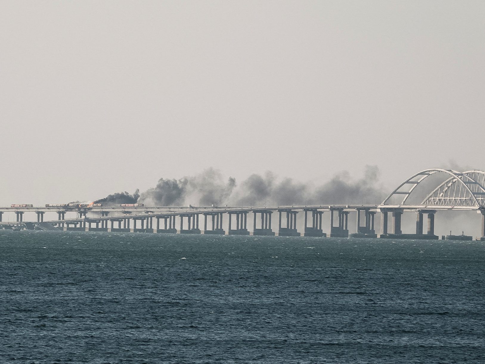 Auf der Krim-Brücke ist ein Brand ausgebrochen. Auf der Krim-Brücke ist ein Brand ausgebrochen.