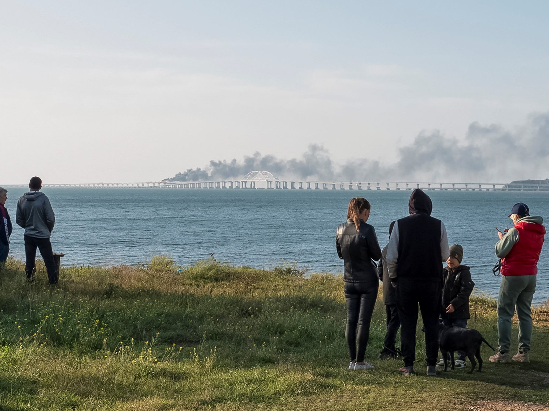 Teiler der Kertsch-Brücke sind nach einer Explosion eingestürzt. Teiler der Kertsch-Brücke sind nach einer Explosion eingestürzt.
