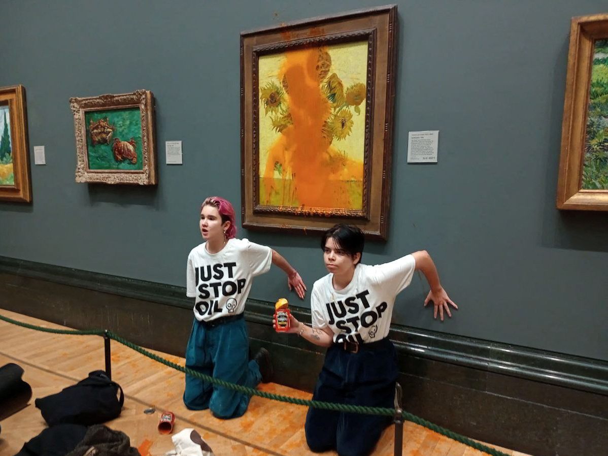 Klimaaktivistinnen bewarfen Van Goghs Gemälde "Sonnenblumen" mit Tomatensuppe. Klimaaktivistinnen bewarfen Van Goghs Gemälde "Sonnenblumen" mit Tomatensuppe.