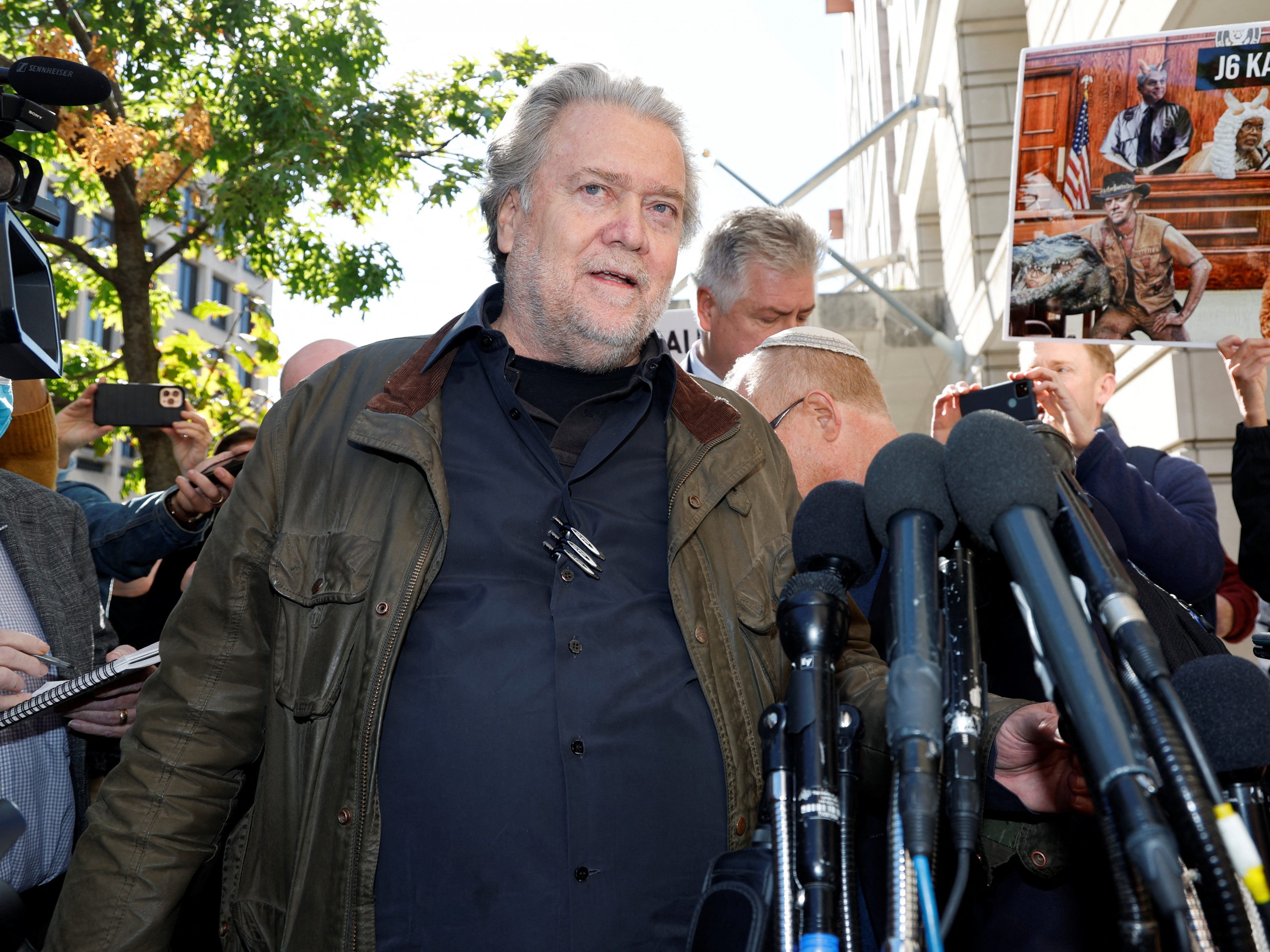Der Ex-Trump-Berater Steve Bannon wurde am Freitag zu vier Monaten Haft verurteilt. Der Ex-Trump-Berater Steve Bannon wurde am Freitag zu vier Monaten Haft verurteilt.