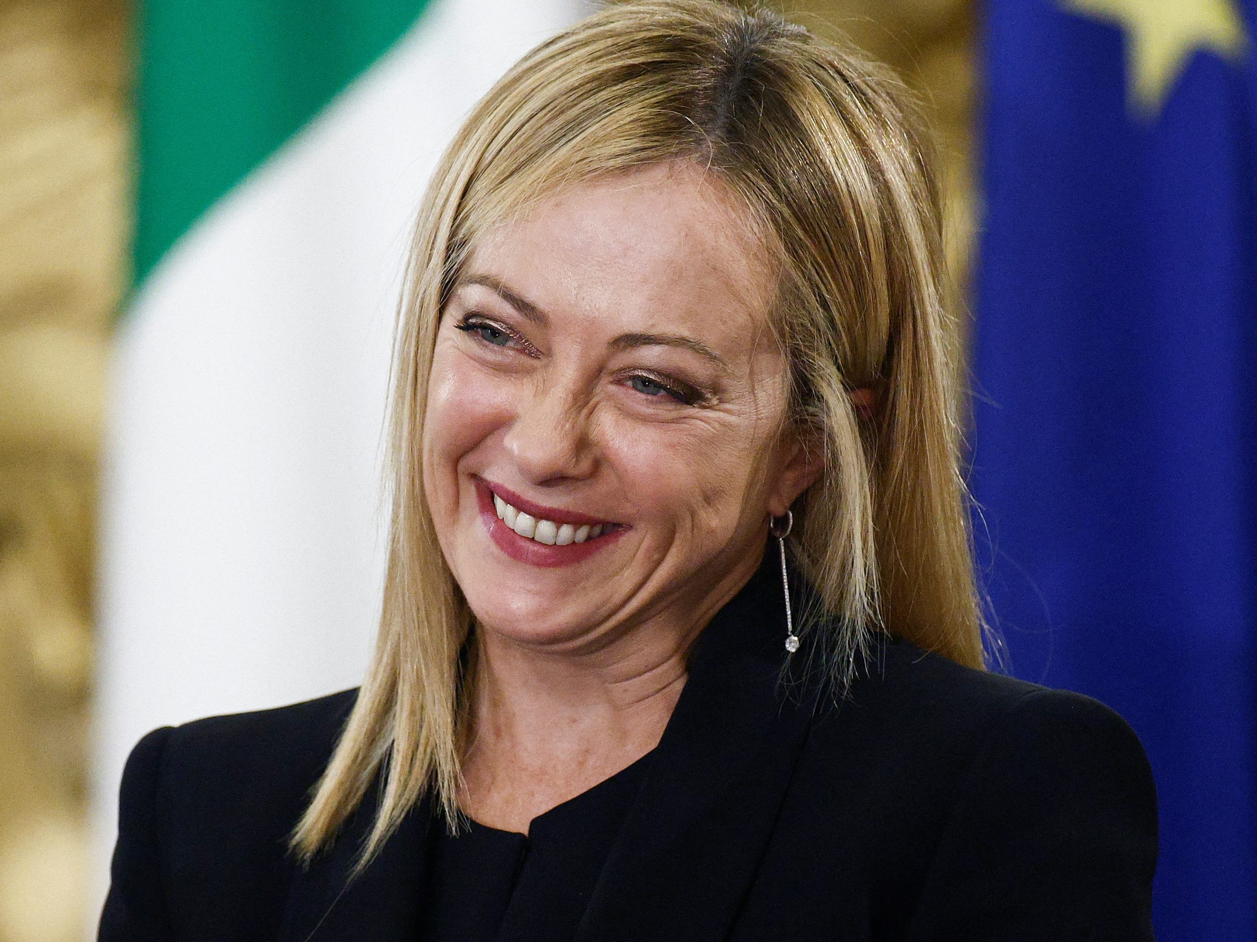 Der italienische Präsident Sergio Mattarella hat die neue Regierung unter der neuen Ministerpräsidentin Giorgia Meloni vereidigt.