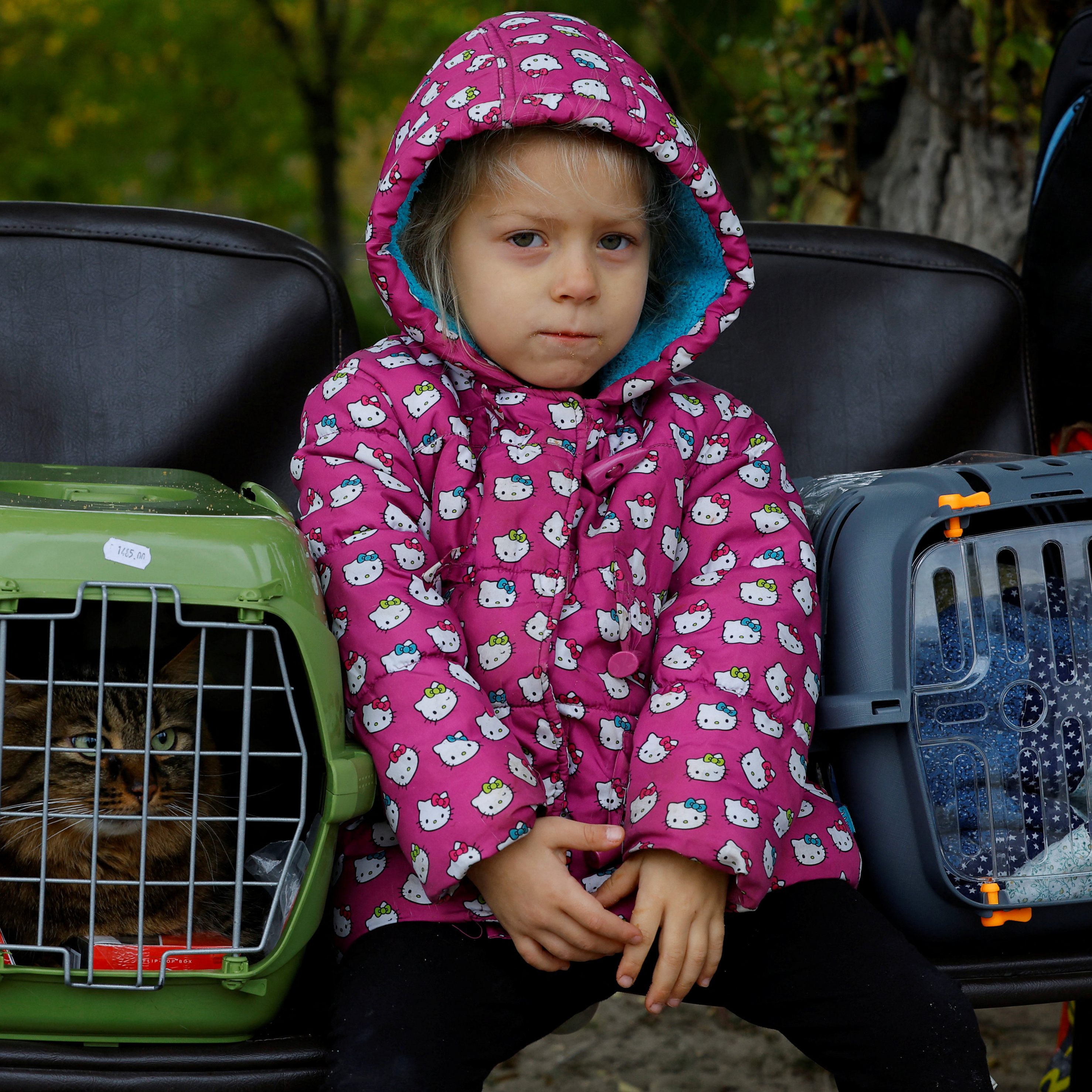 Wegen der angespannten Lage an der Front, der erhöhten Gefahr von Bombardierungen der Stadt und der "Bedrohung durch terroristische Anschläge" müssten alle Zivilisten die Stadt umgehend verlassen.