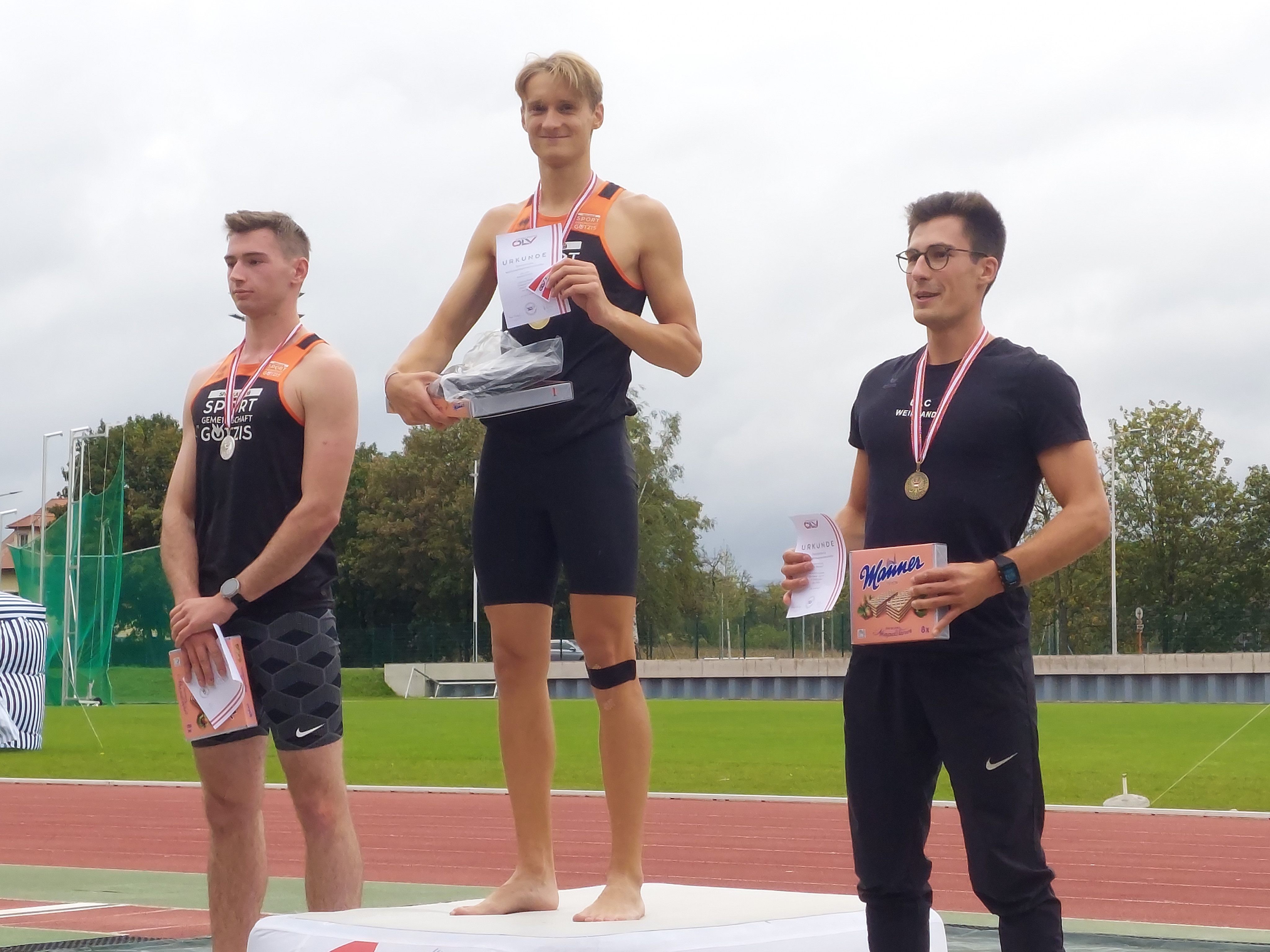 Niklas Voss wird Staatsmeister im Zehnkampf der U23 u. Allgemeinen Klasse Niklas Voss wird Staatsmeister im Zehnkampf der U23 u. Allgemeinen Klasse