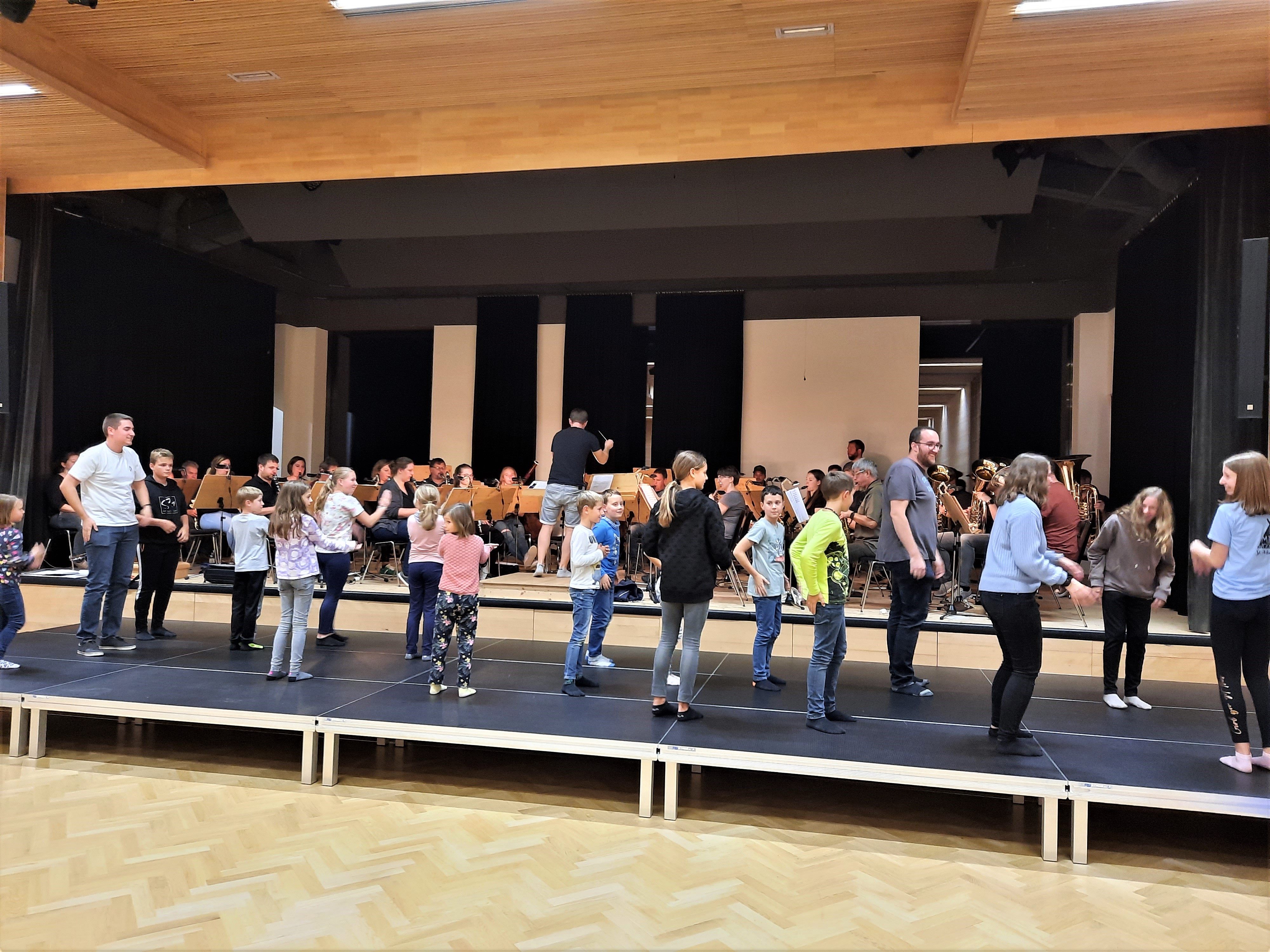 Jungmusik Kids on Dur und der MV Buch bei der Probenarbeit für eine Gemeinschaftsaktion, die so nicht alltäglich „im Buach stoht.“ Jungmusik Kids on Dur und der MV Buch bei der Probenarbeit für eine Gemeinschaftsaktion, die so nicht alltäglich „im Buach stoht.“
