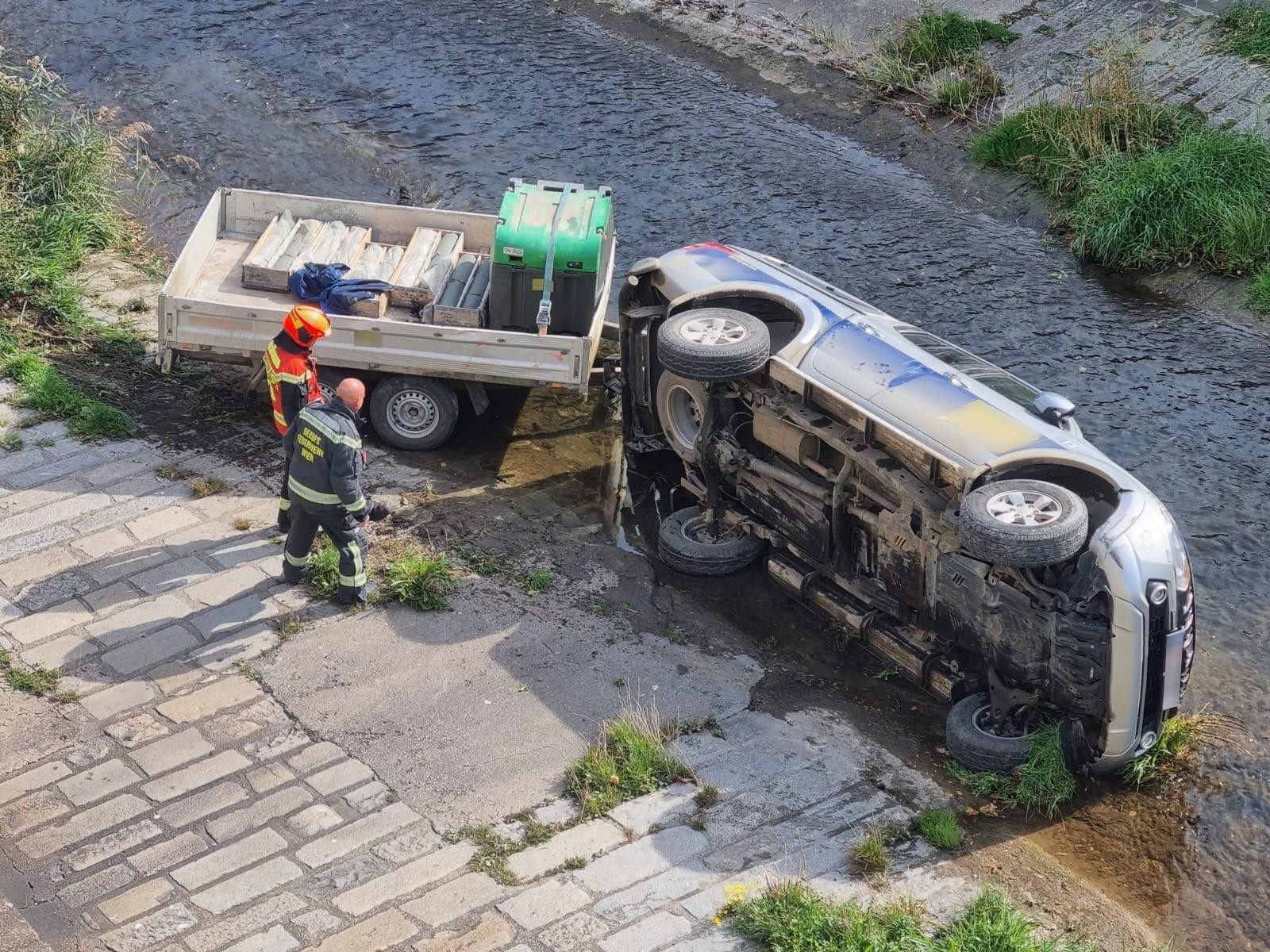 Fahrer von Pkw verlor Kontrolle über Fahrzeug, Pkw stürzte in Rudolfsheim-Fünfhaus in Wienfluss. Fahrer von Pkw verlor Kontrolle über Fahrzeug, Pkw stürzte in Rudolfsheim-Fünfhaus in Wienfluss.
