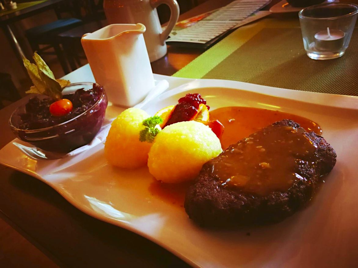Viele Wiener Lokale bieten auch ein veganes Martini-Gansl an, wie hier in der Bierosophie.