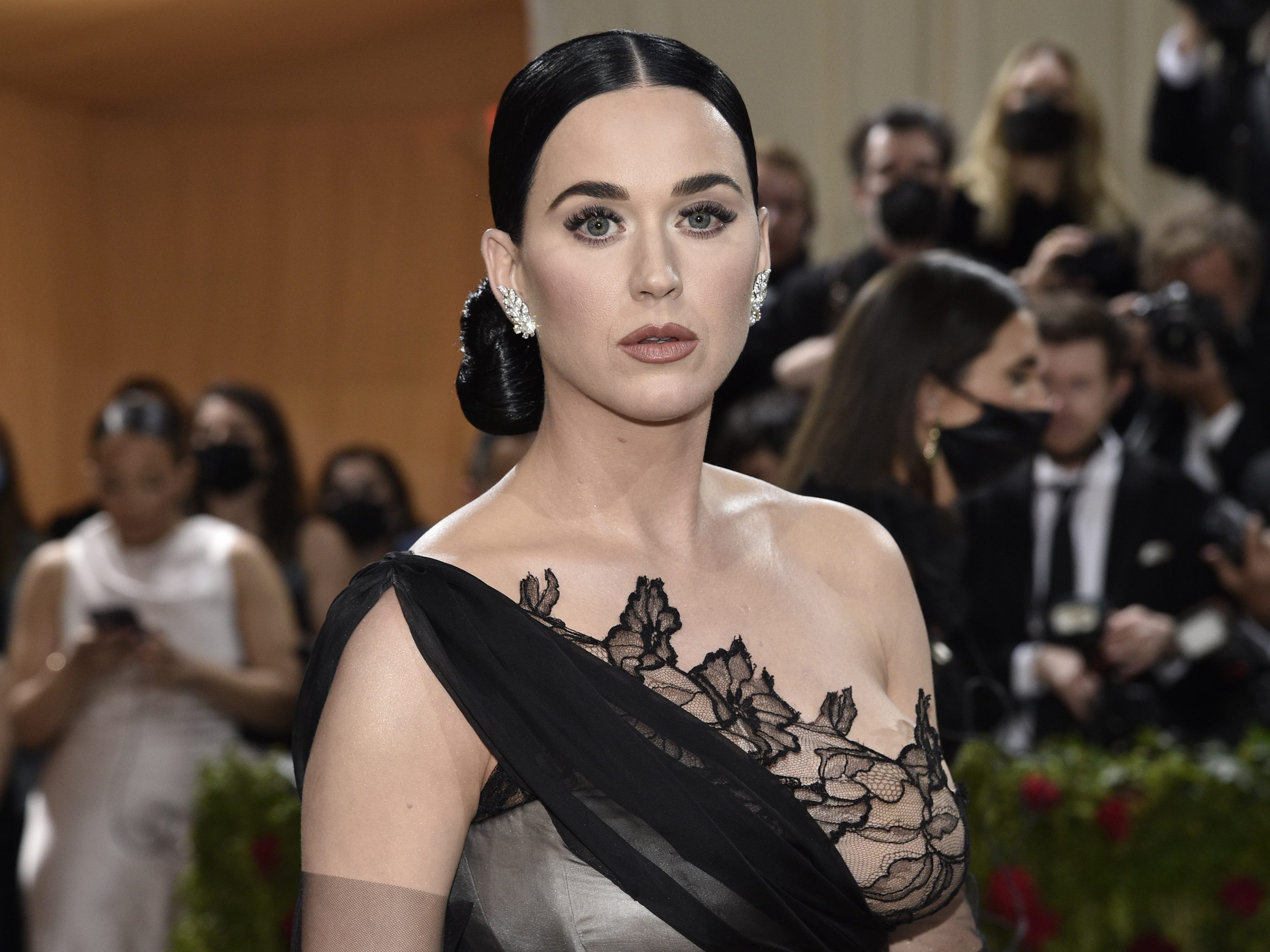Fans machen sich sorgen um Katy Perry. Die Sängerin verlor in einem Video-Auftritt die Kontrolle über ihr Auge. Fans machen sich sorgen um Katy Perry. Die Sängerin verlor in einem Video-Auftritt die Kontrolle über ihr Auge.
