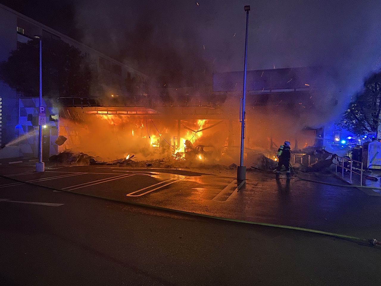 Großbrand eines Supermarktes in Wien-Floridsdorf nach Autounfall. Großbrand eines Supermarktes in Wien-Floridsdorf nach Autounfall.