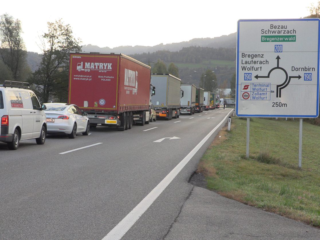 Stau wegen Lkw-Abfertigung beim Zollamt Wolfurt