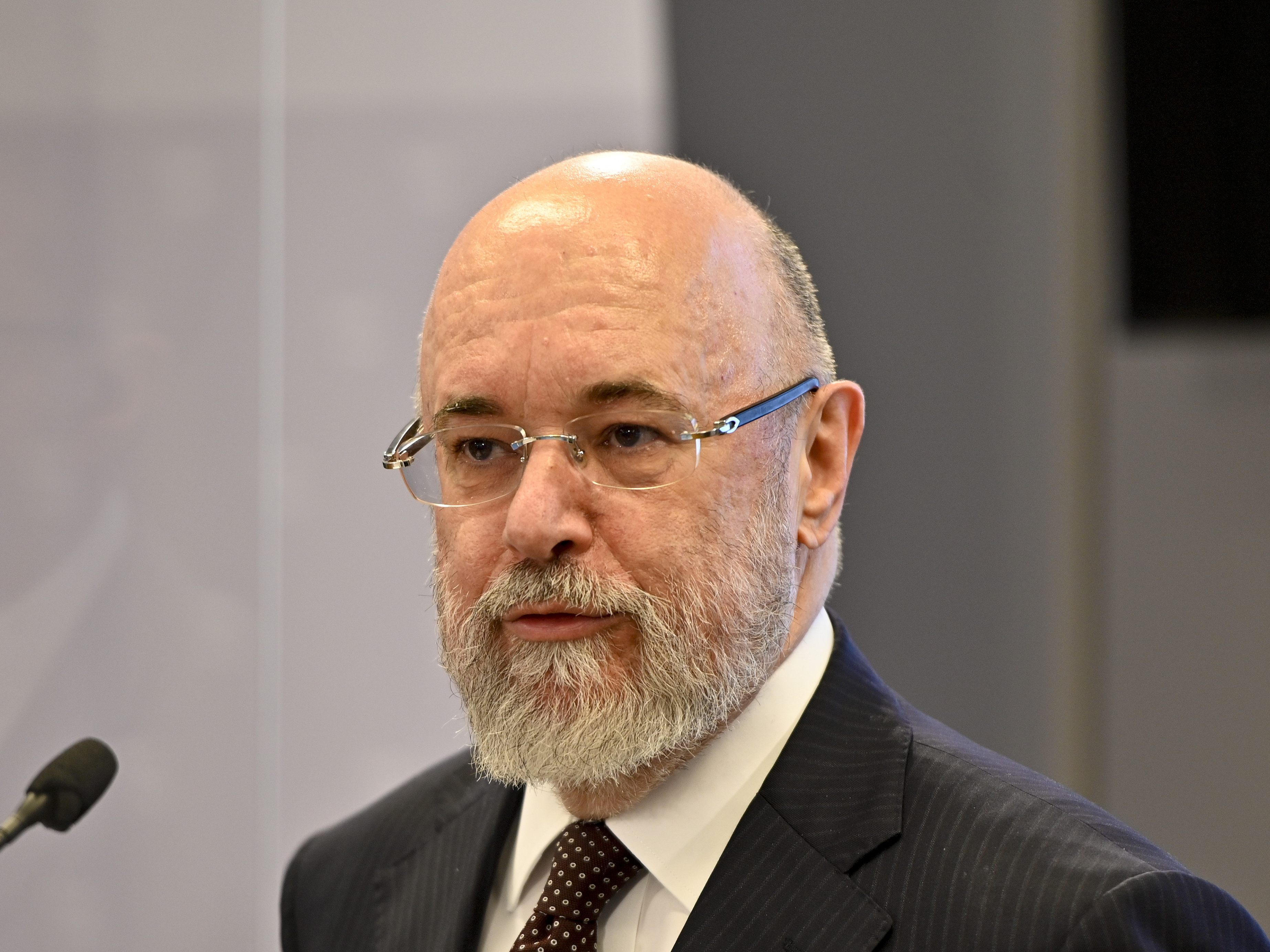 Clemens Martin Auer im Gesundheitsministerium zurück. Clemens Martin Auer im Gesundheitsministerium zurück.