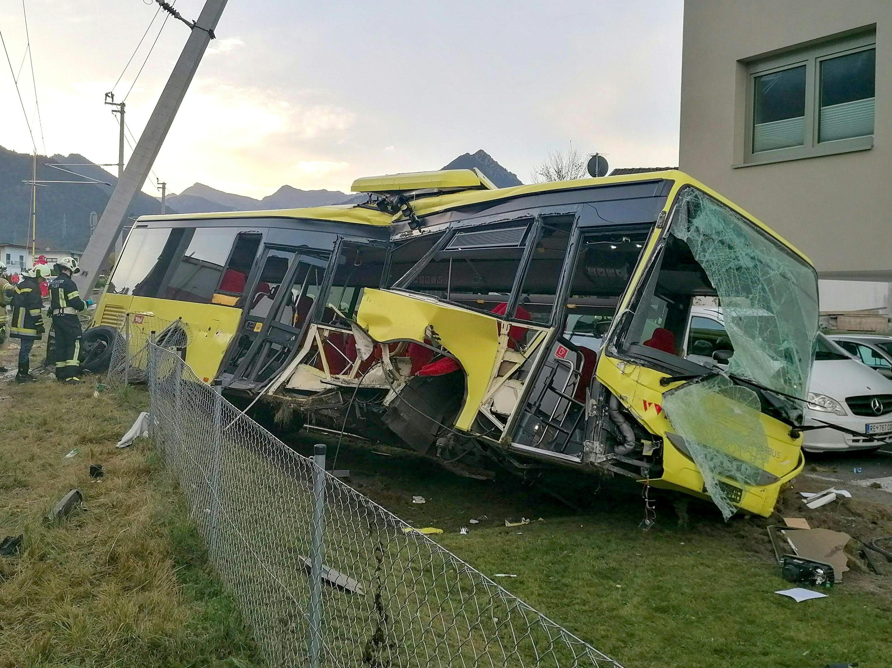 Bei einem Unfall in Tirol wurde mindestens drei Personen schwer verletzt. Bei einem Unfall in Tirol wurde mindestens drei Personen schwer verletzt.