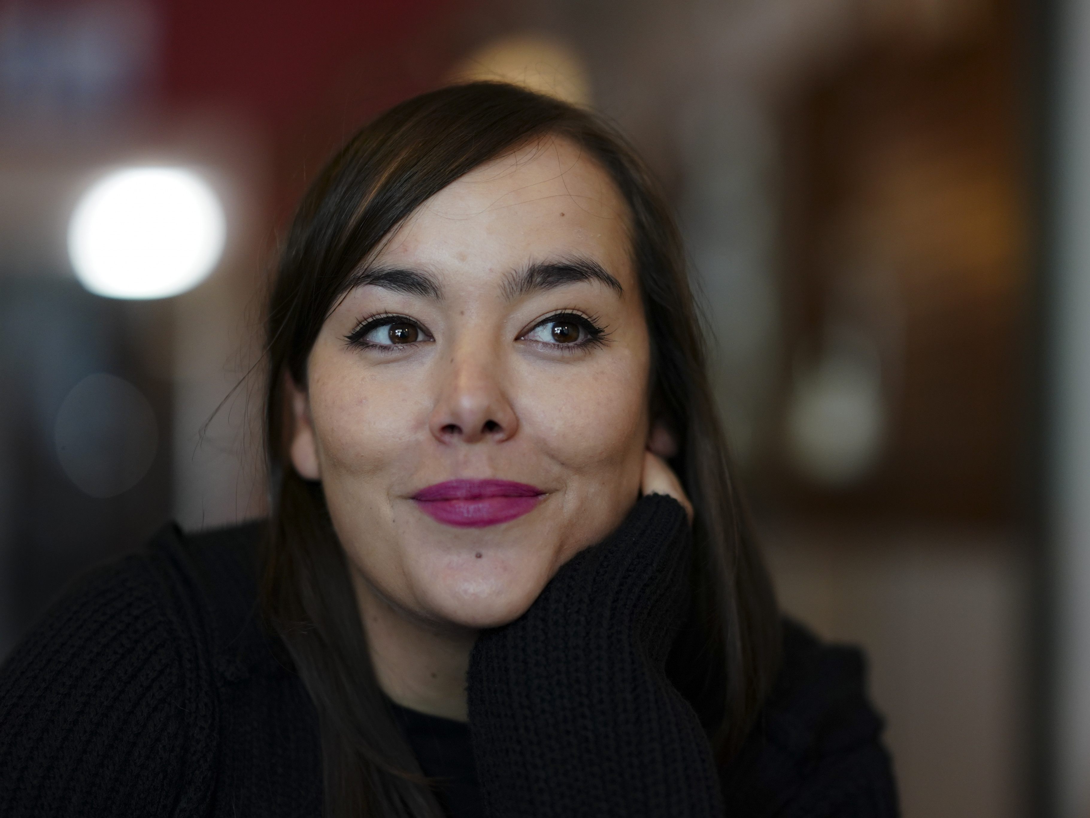 Slam-Poetin und Musikerin Yasmo wird das Finale im Wiener Burgtheater moderieren.