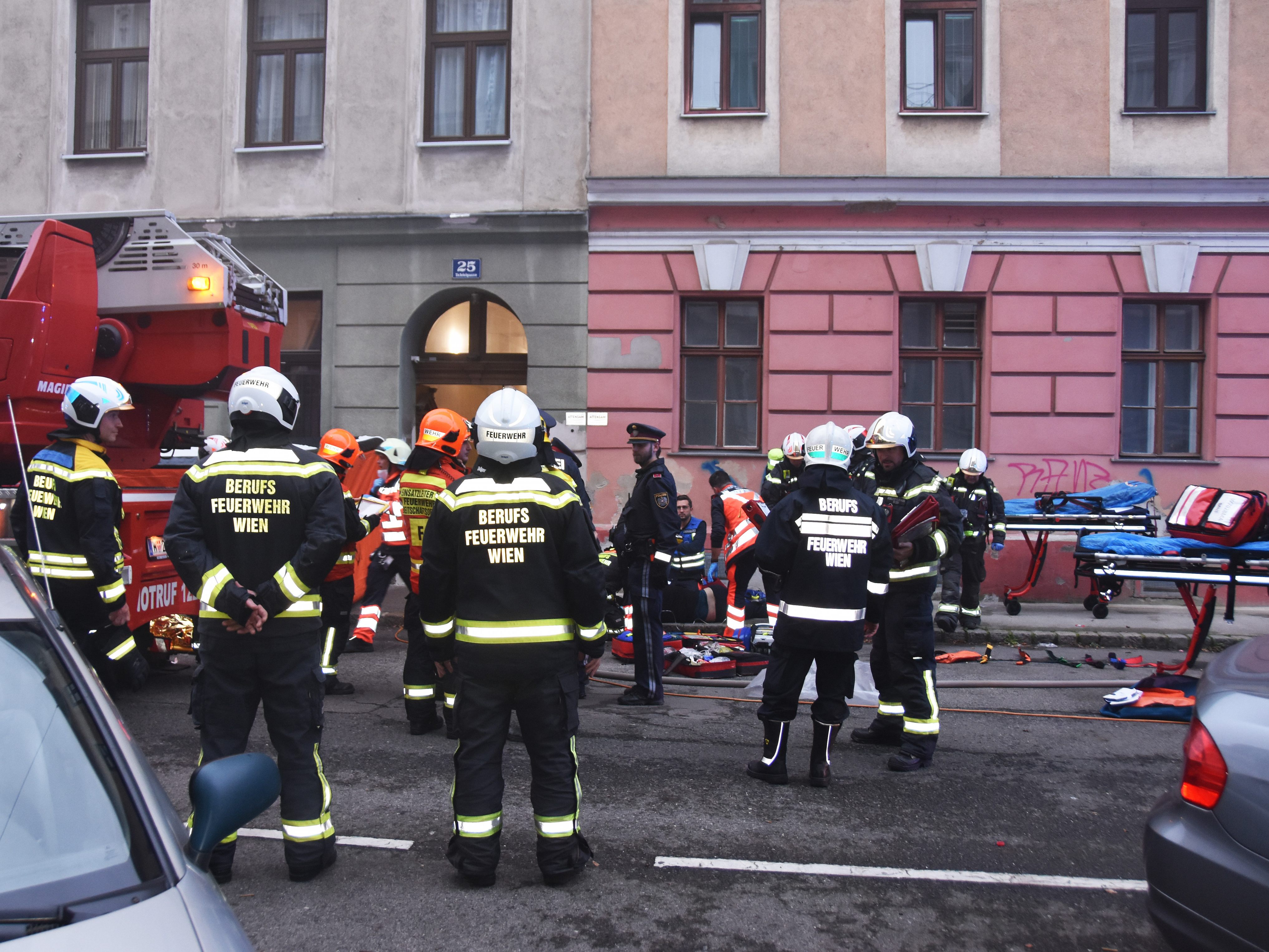 Zwei Männer bei Zimmerbrand in Wien aus dem 3. Stock gesprungen.