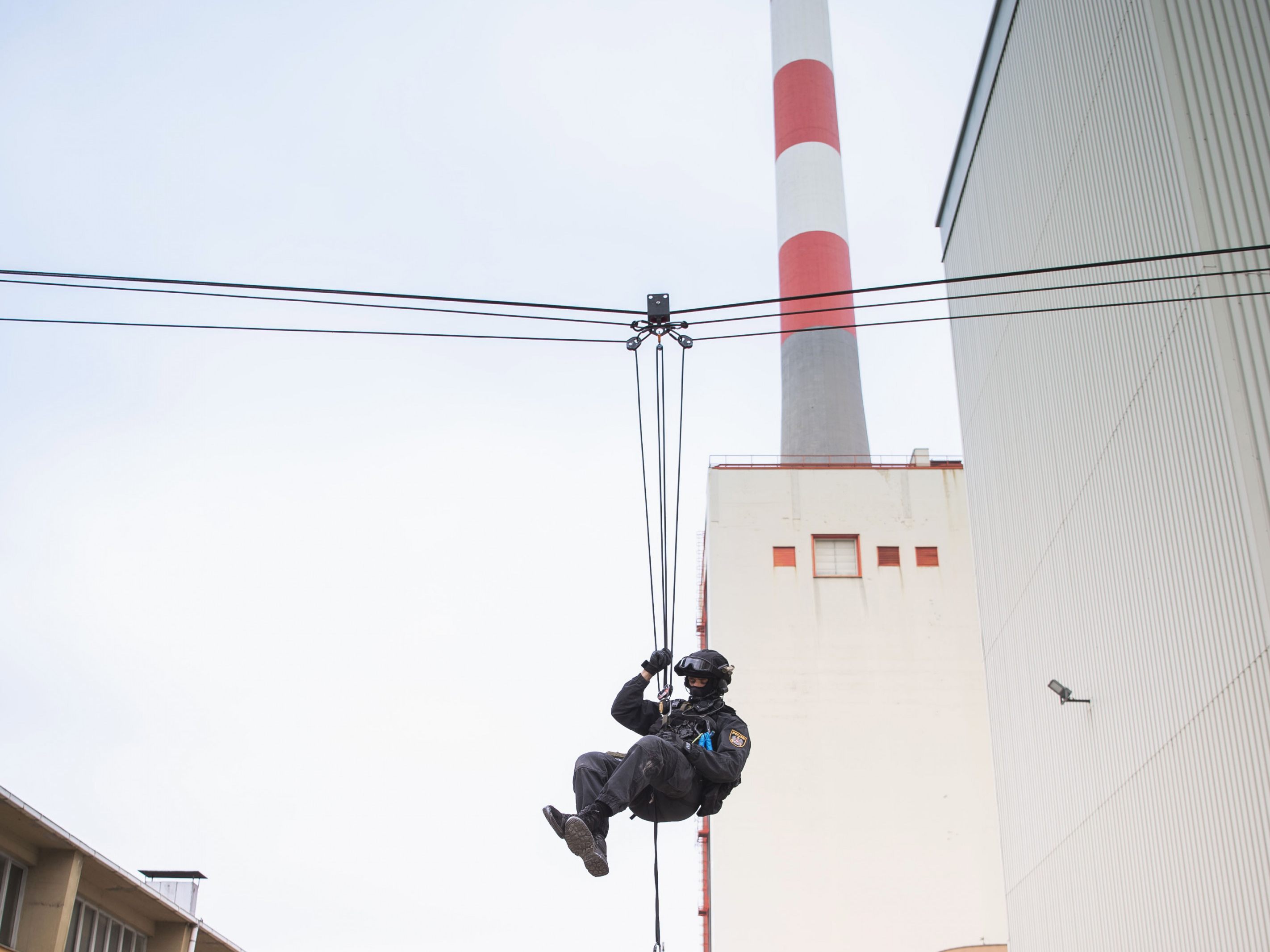 Die WEGA nutzte das Kraftwerk Korneuburg für ein Seiltechnik-Training. Die WEGA nutzte das Kraftwerk Korneuburg für ein Seiltechnik-Training.