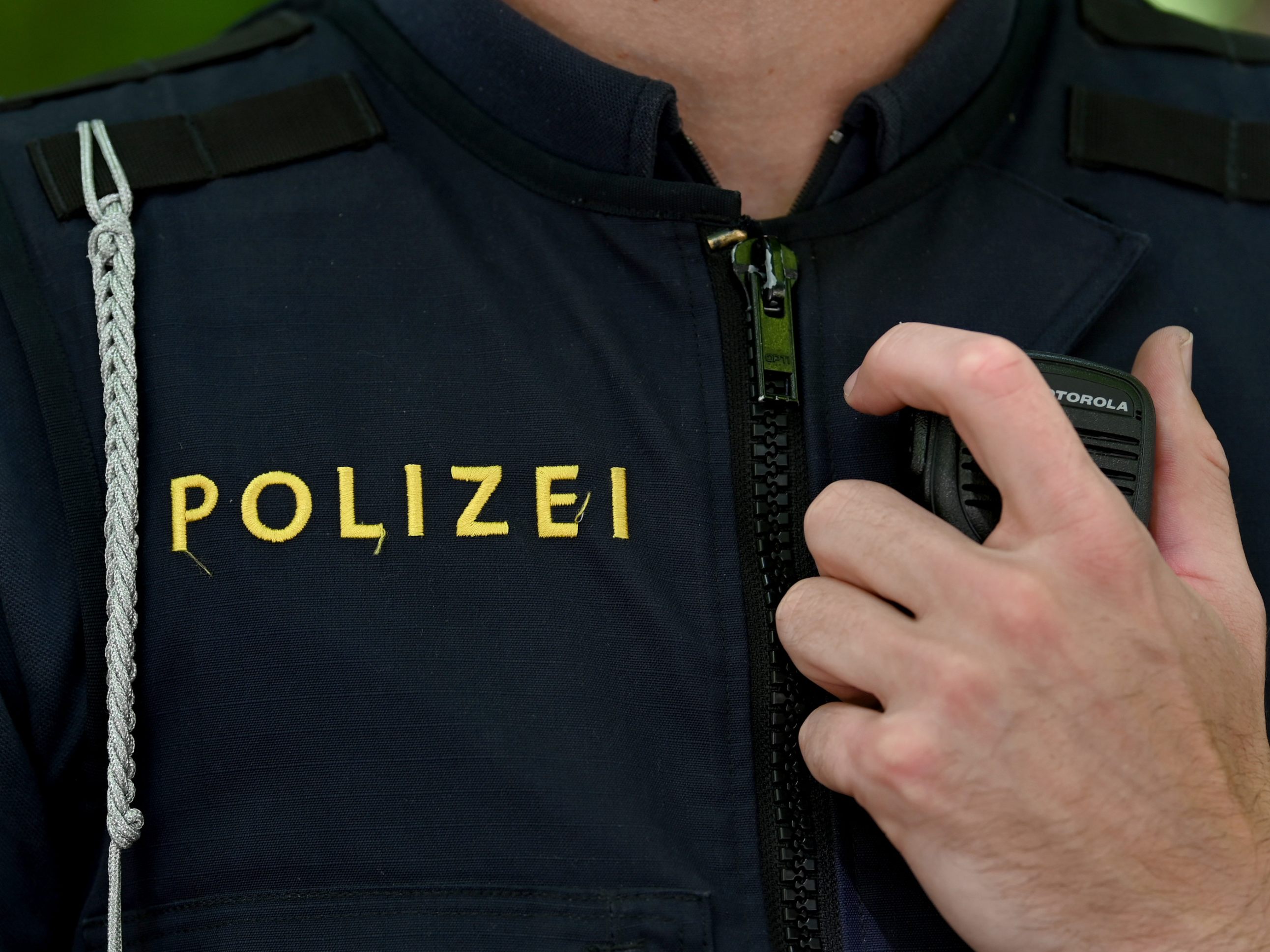 Die Wiener Polizei hat zwei Personen nach dem Angriff mit einer zerbrochenen Glasflasche am Hauptbahnhof festgenommen.