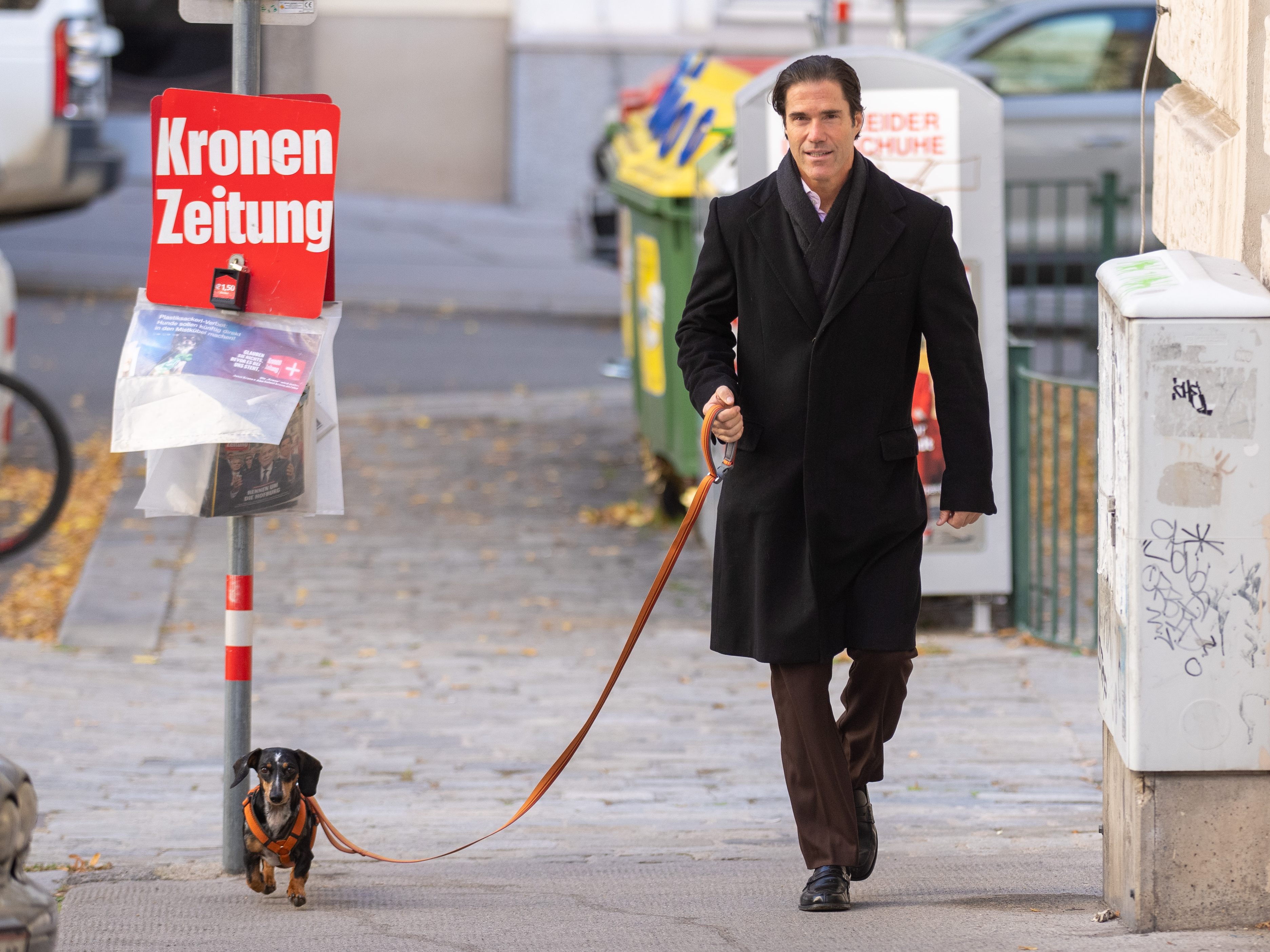 Tassilo Wallentin kam als erster Kandidat zur Stimmabgabe bei der BP-Wahl am Sonntag. Tassilo Wallentin kam als erster Kandidat zur Stimmabgabe bei der BP-Wahl am Sonntag.