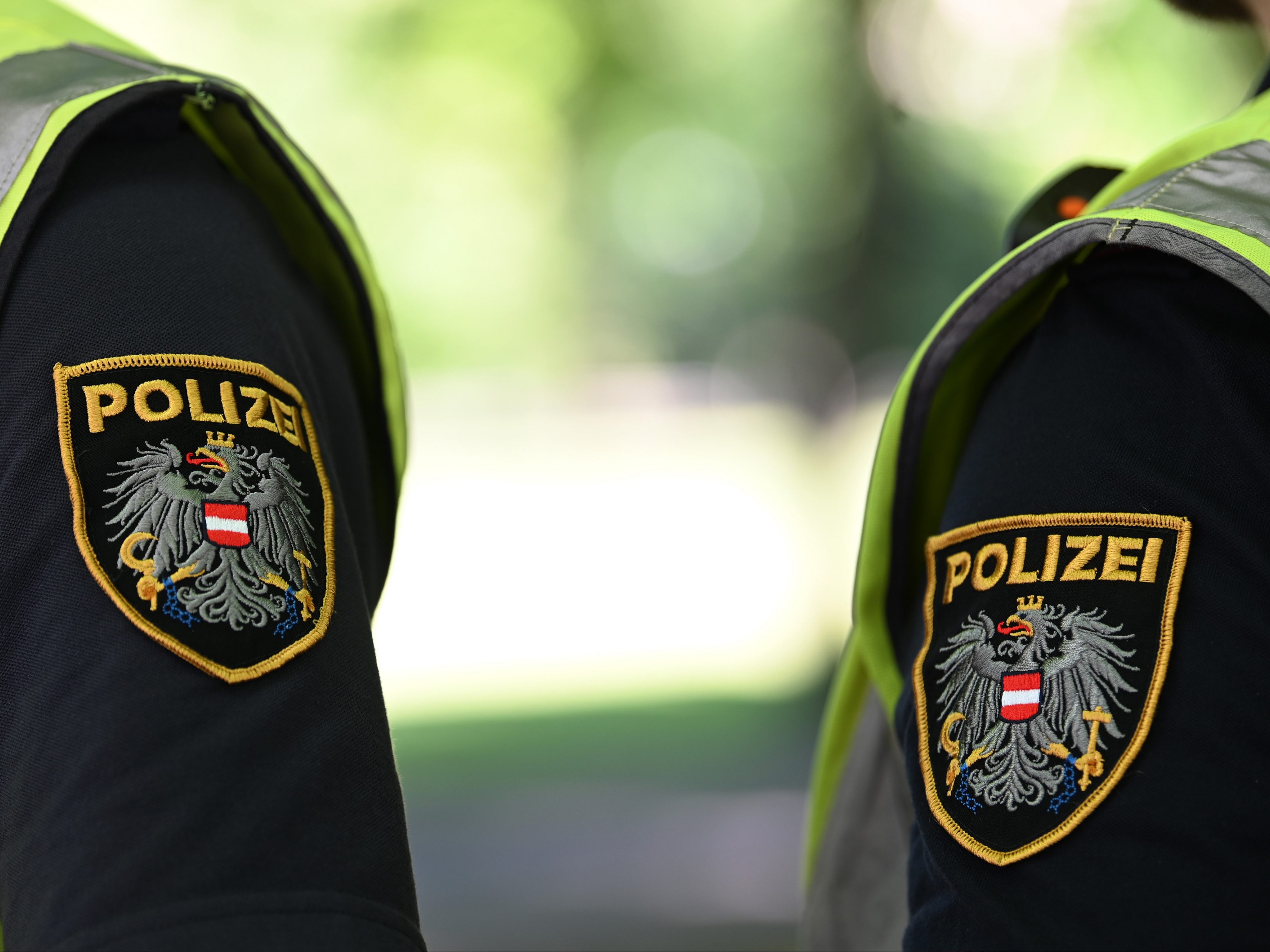 Eine tobende 21-Jährige attackierte und verletzte einen Polizisten in Wien-Hernals. Eine tobende 21-Jährige attackierte und verletzte einen Polizisten in Wien-Hernals.
